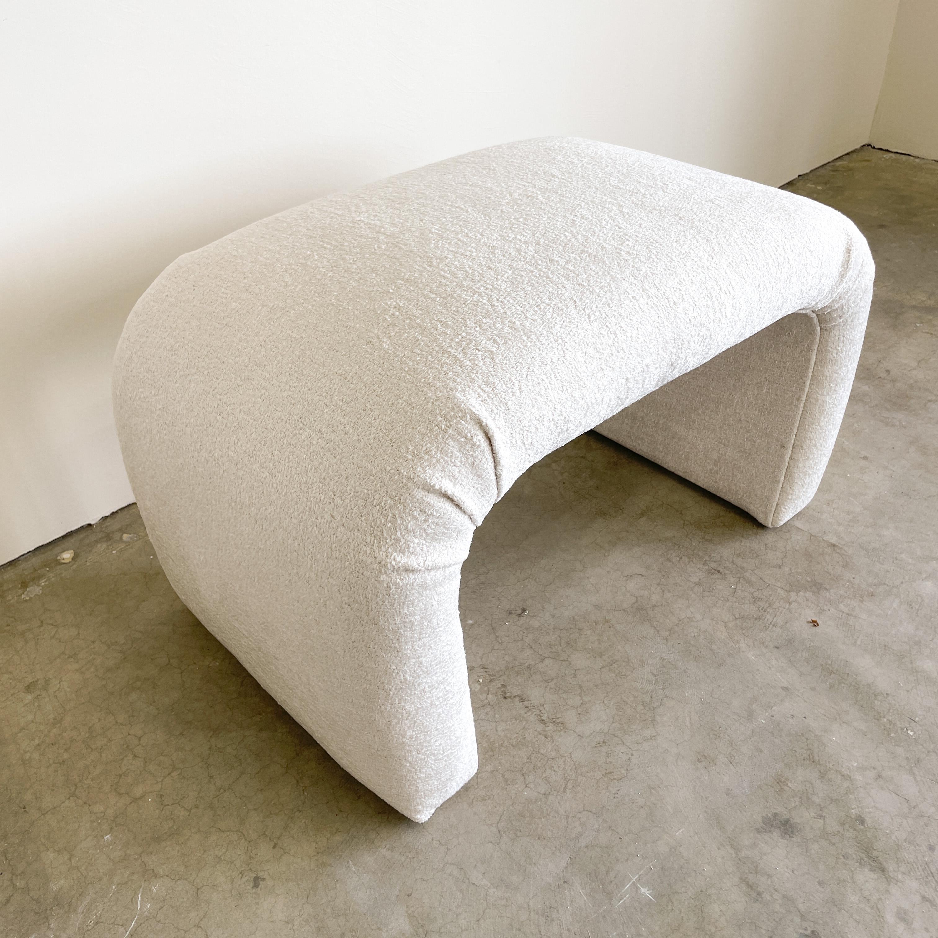 Banc en tissu bouclé blanc cassé postmoderne rétro MCM des années 80 en vente 1