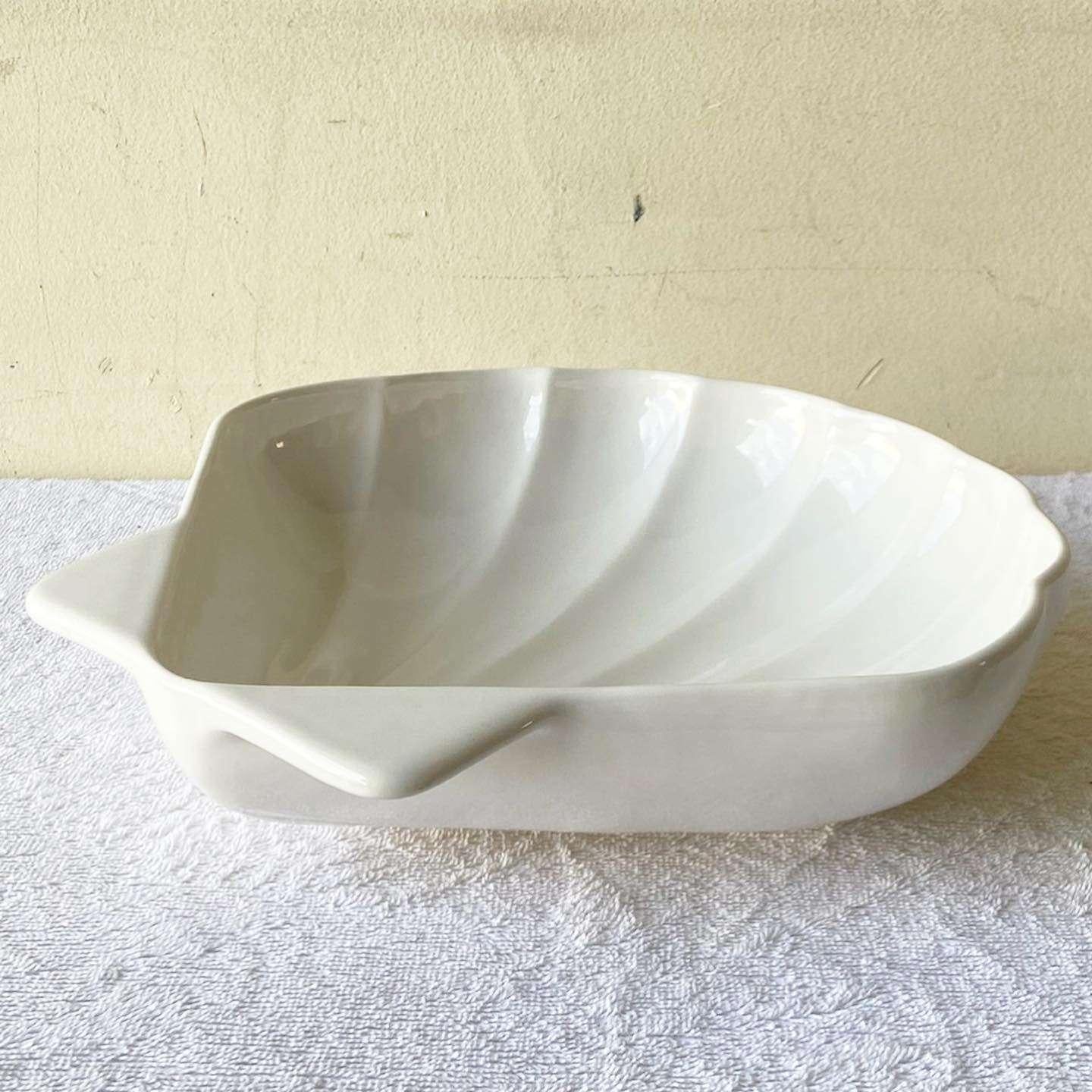 Vintage Off White Ceramic Seashell Serving Dish In Good Condition For Sale In Delray Beach, FL