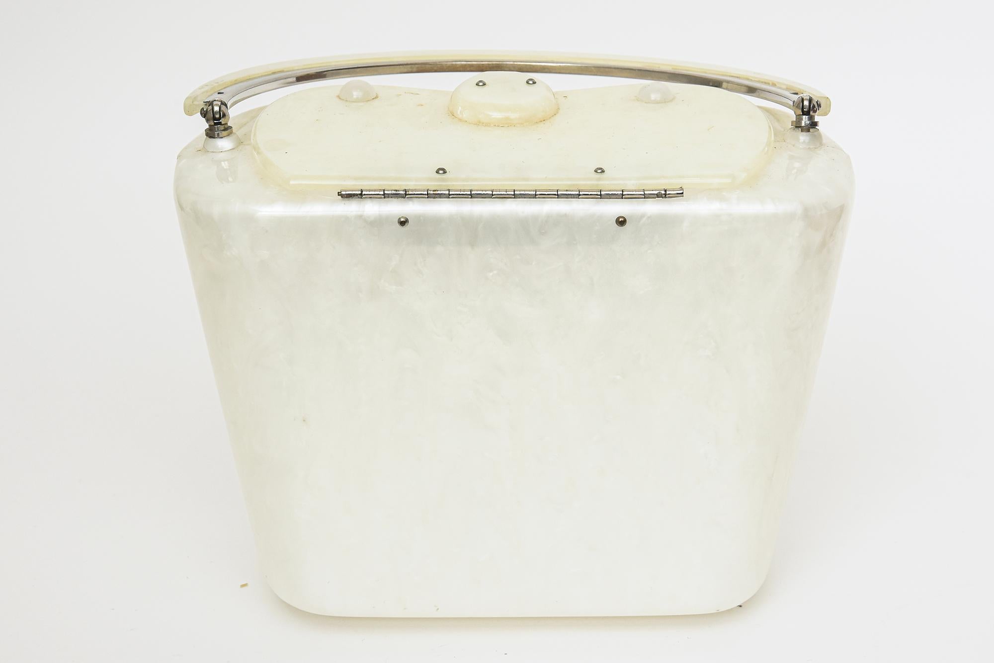 Vintage Off White Pearlized Lucite Top Handle Handle en vente 5