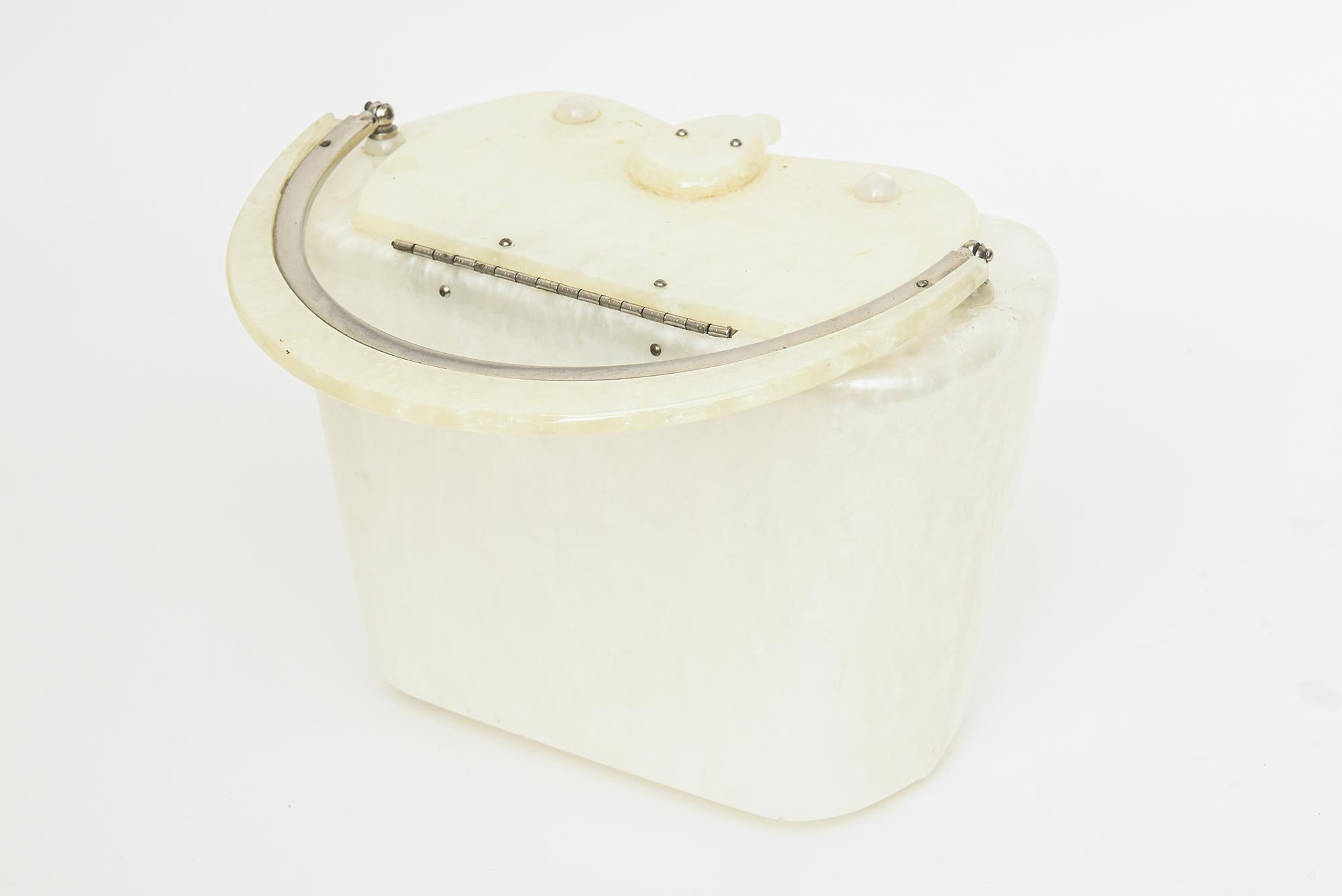 Vintage Off White Pearlized Lucite Top Handle Handle en vente 6