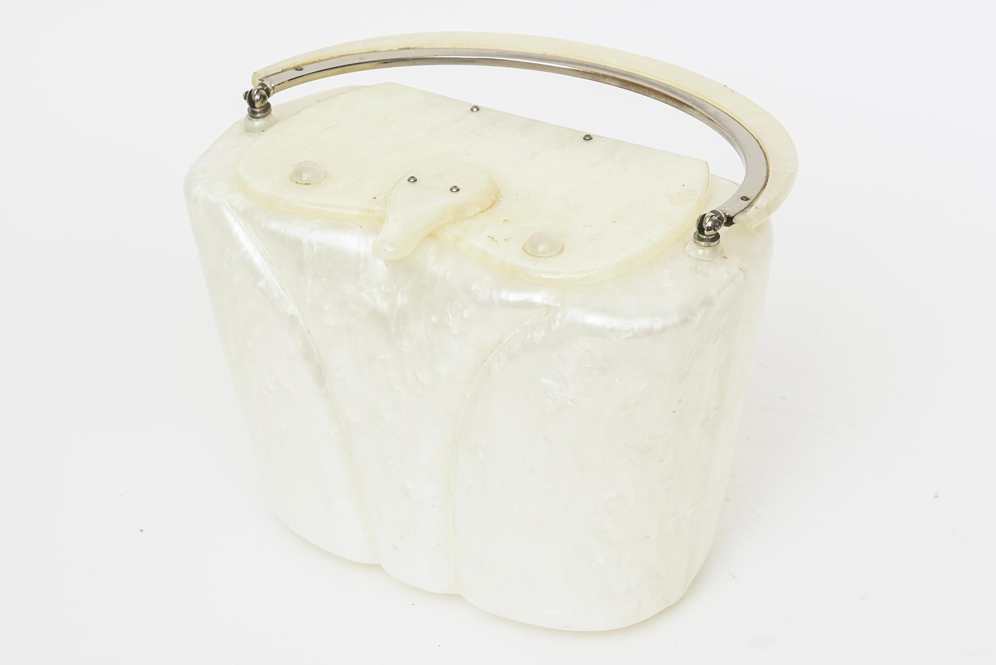 Blanc Vintage Off White Pearlized Lucite Top Handle Handle en vente