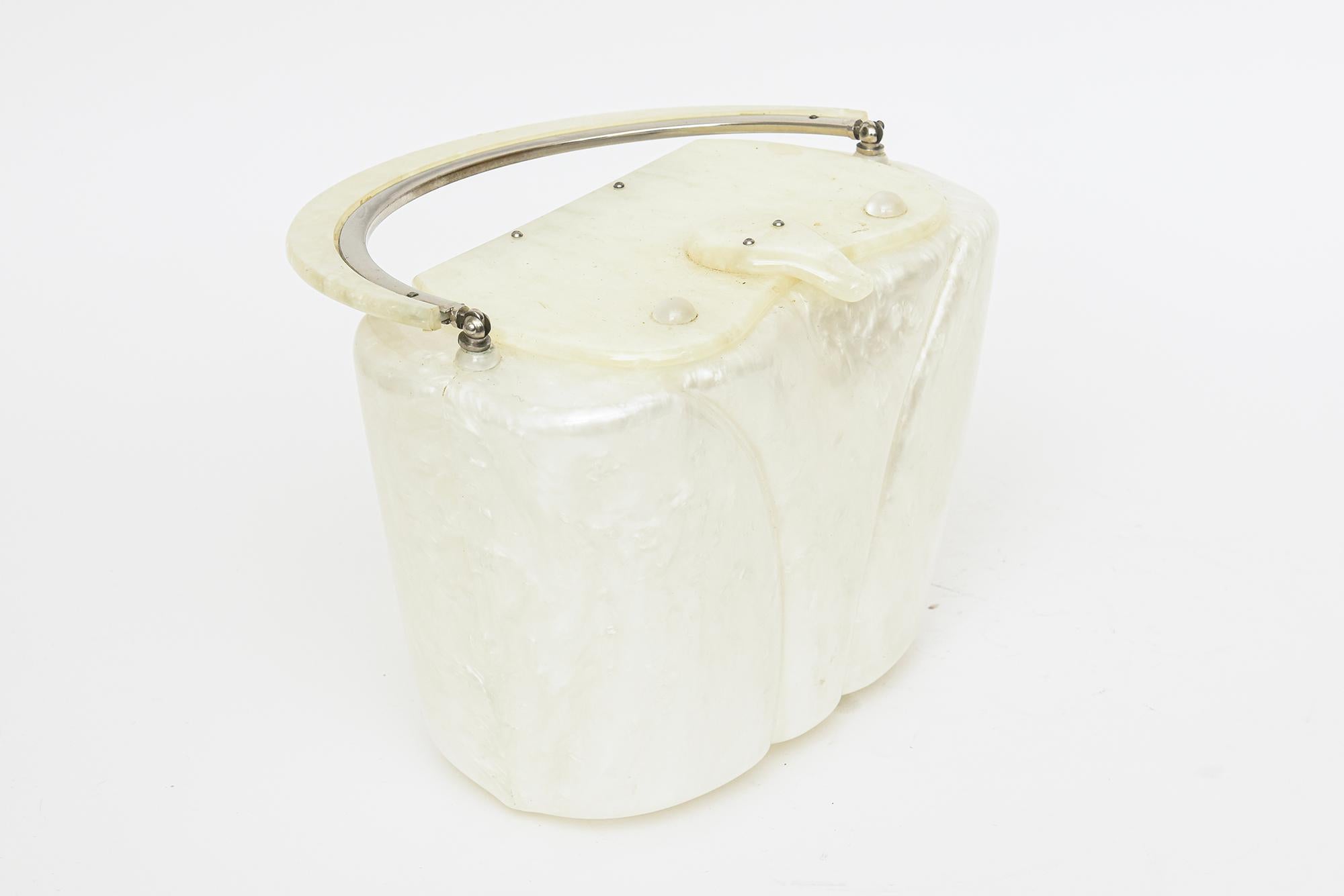 Vintage Off White Pearlized Lucite Top Handle Handle Bon état - En vente à North Miami, FL