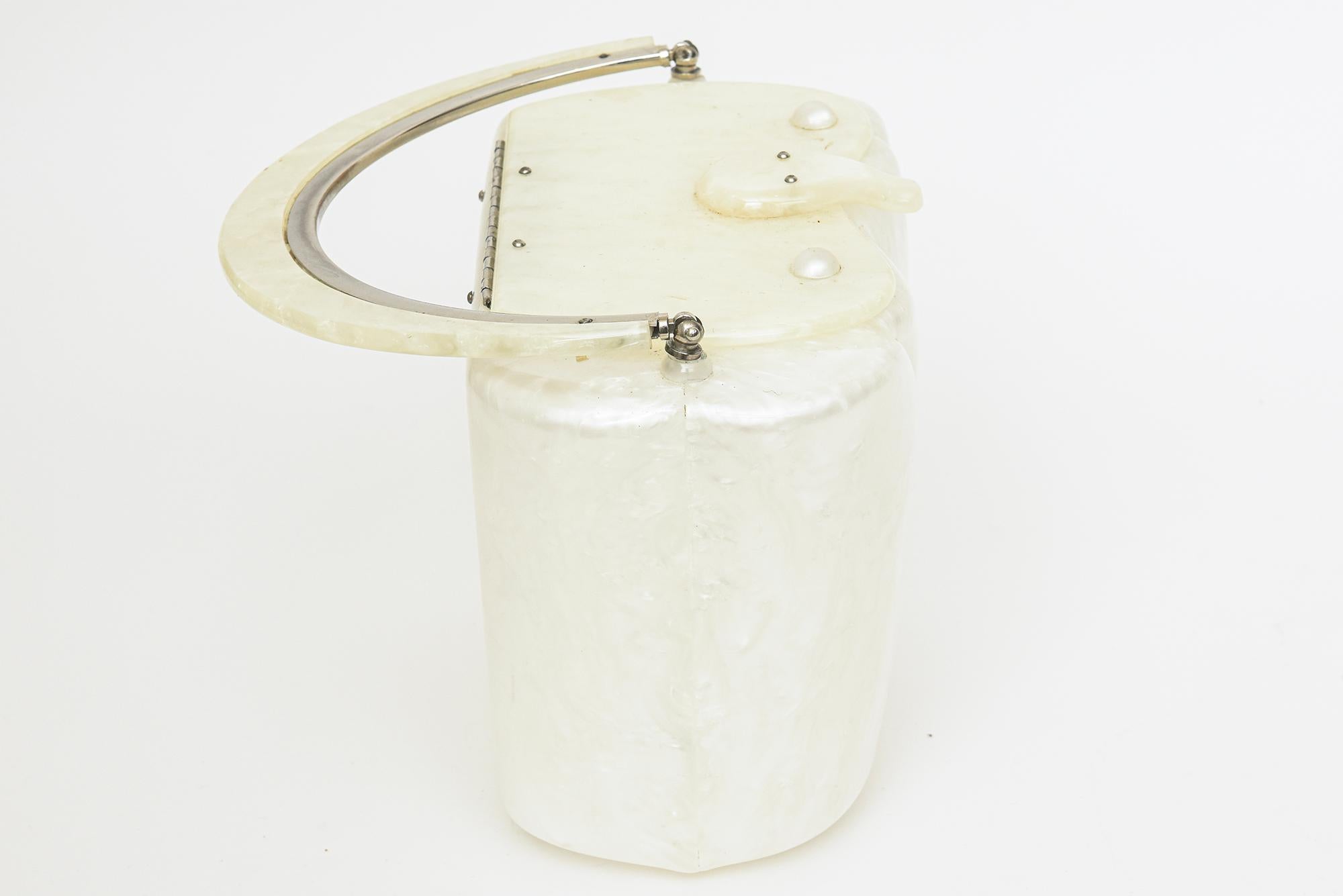 Vintage Off White Pearlized Lucite Top Handle Handle en vente 1
