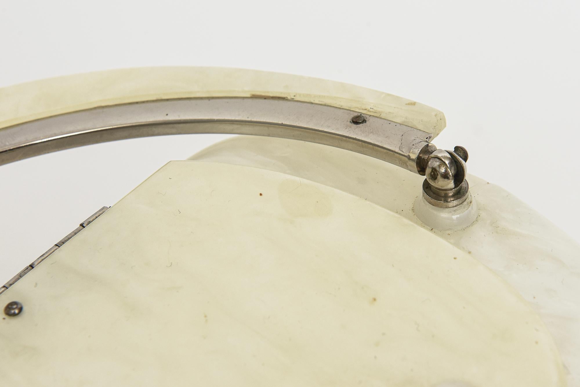 Vintage Off White Pearlized Lucite Top Handle Handle en vente 2