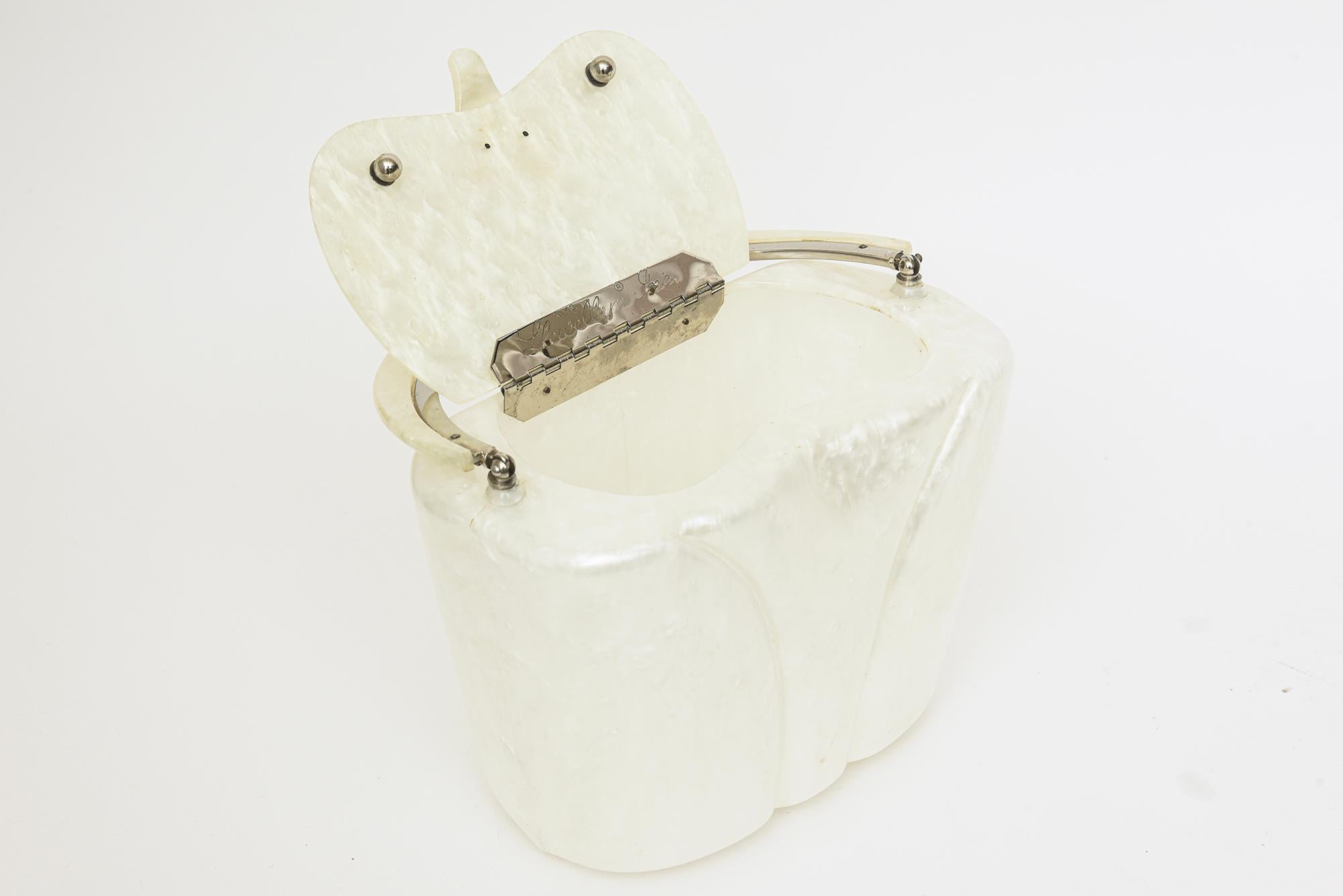 Vintage Off White Pearlized Lucite Top Handle Handle en vente 3