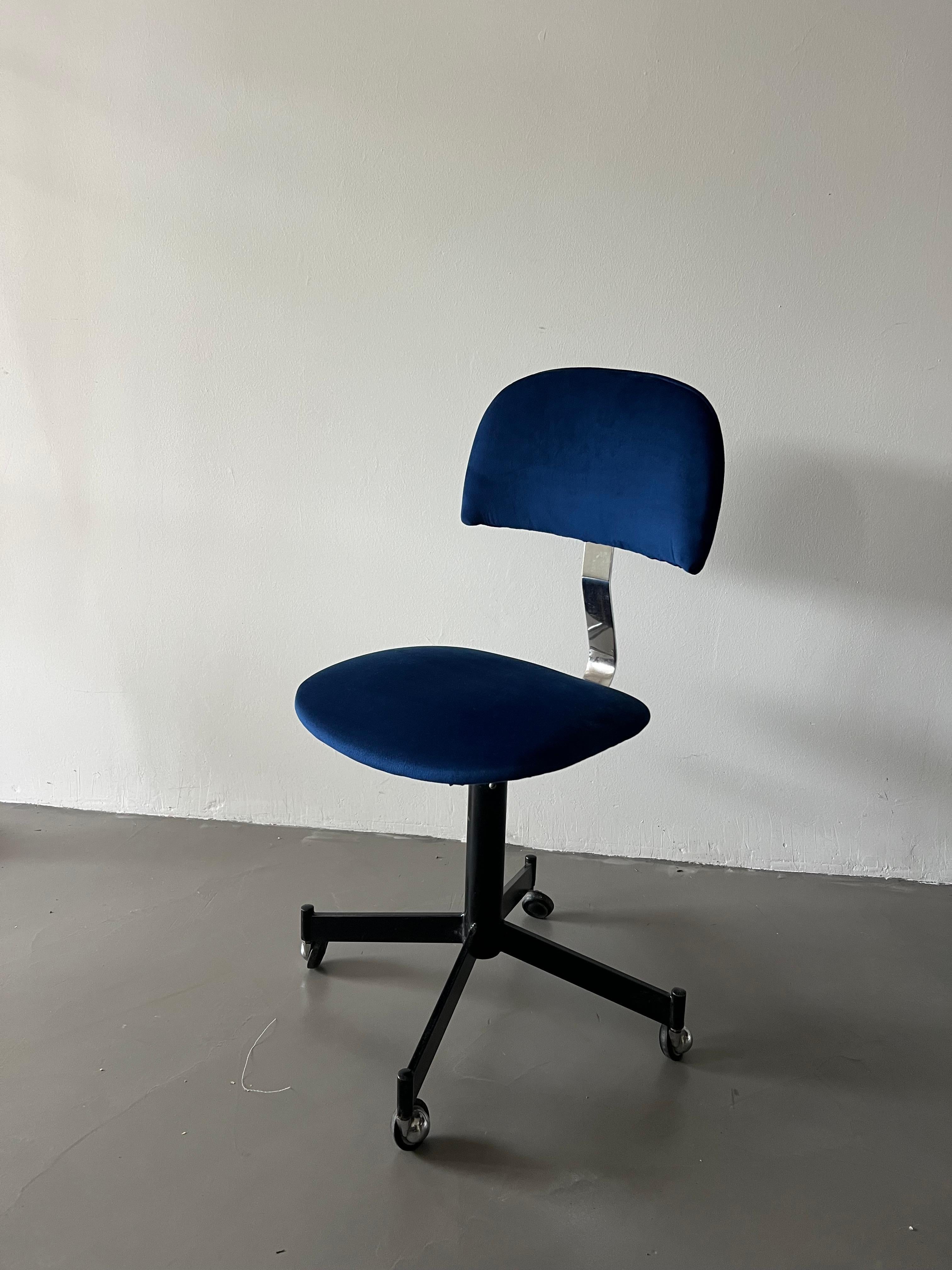 This office chair has an adjustable backrest, can rotate and the height of the seat can be adjusted mechanically. Beautiful and essential shape, the star base is made of steel black painted and has four casters with 4 aluminium wheels .

Some part