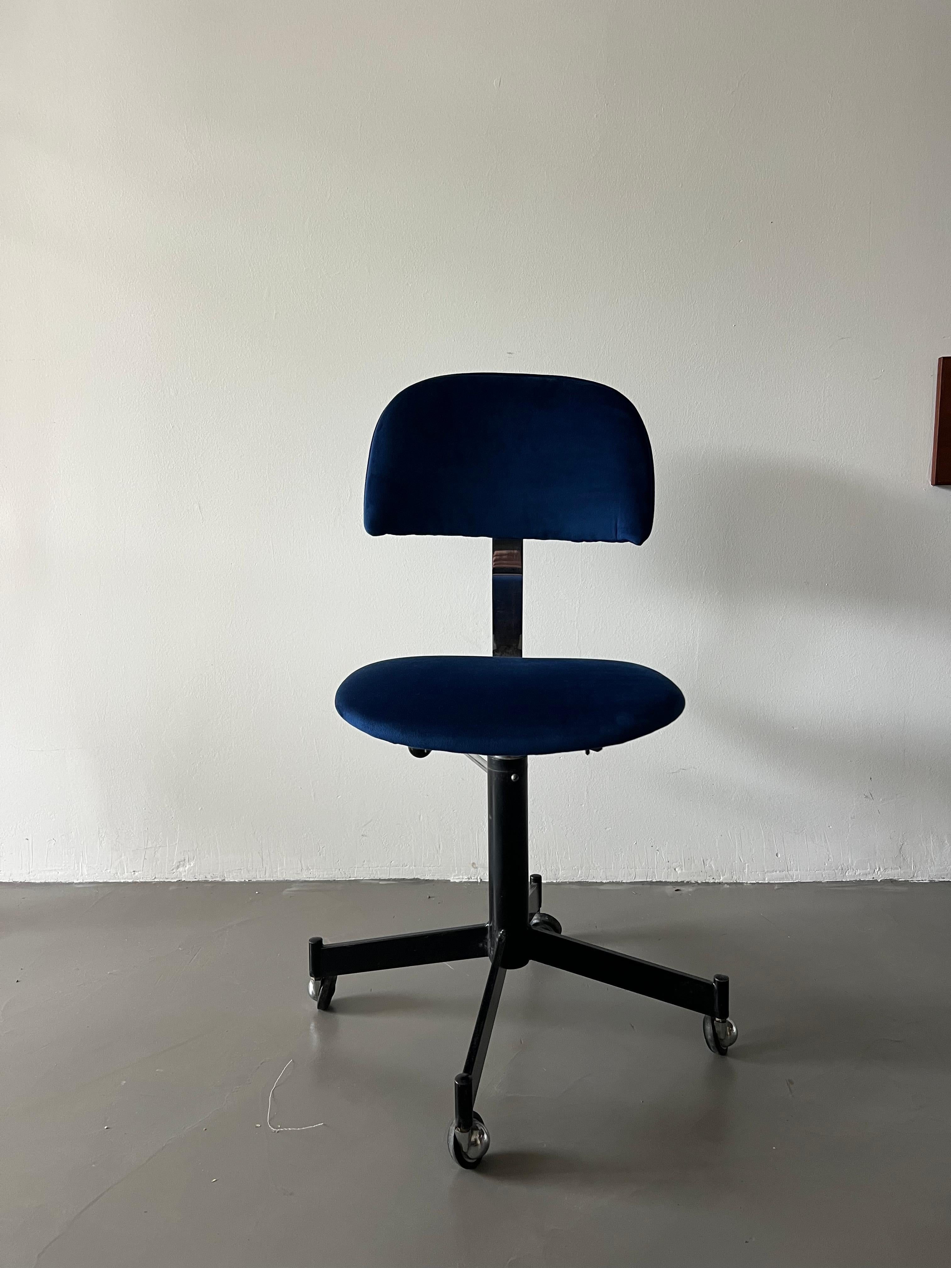 Vintage-Bürostuhl, blauer Samt, 1970er Jahre (Moderne der Mitte des Jahrhunderts) im Angebot