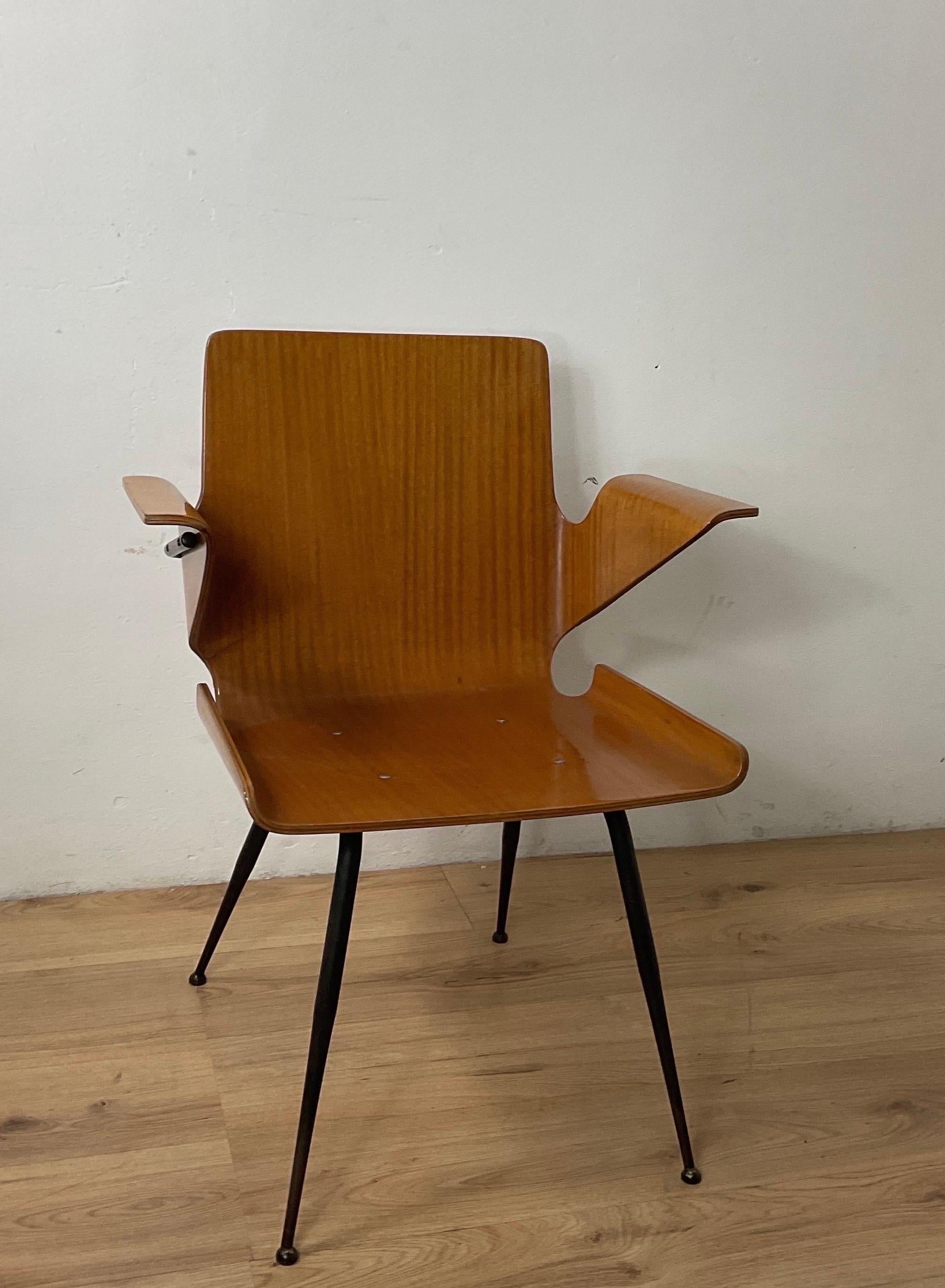 Silvio Cavatorta zugeschriebener Bürostuhl aus Sperrholz mit Metallgestell. Stuhl in gutem Zustand und sehr rar