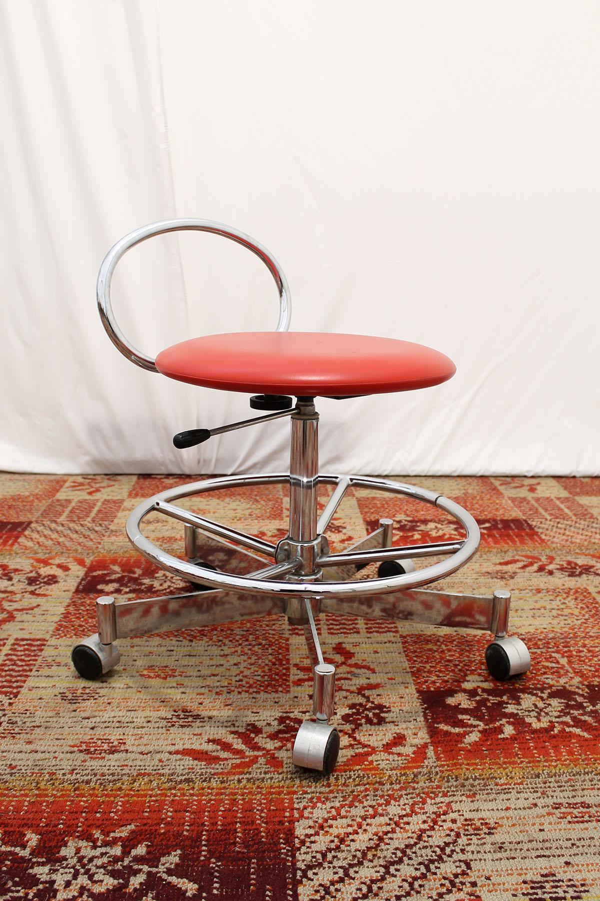Cette chaise ou ce tabouret pivotant vintage a été fabriqué par la société Kovona dans les années 1980. Entièrement fonctionnel, réglable, rotatif. Il est composé de chrome et de similicuir. En presque excellent état, comme un neuf.   


Mesures :