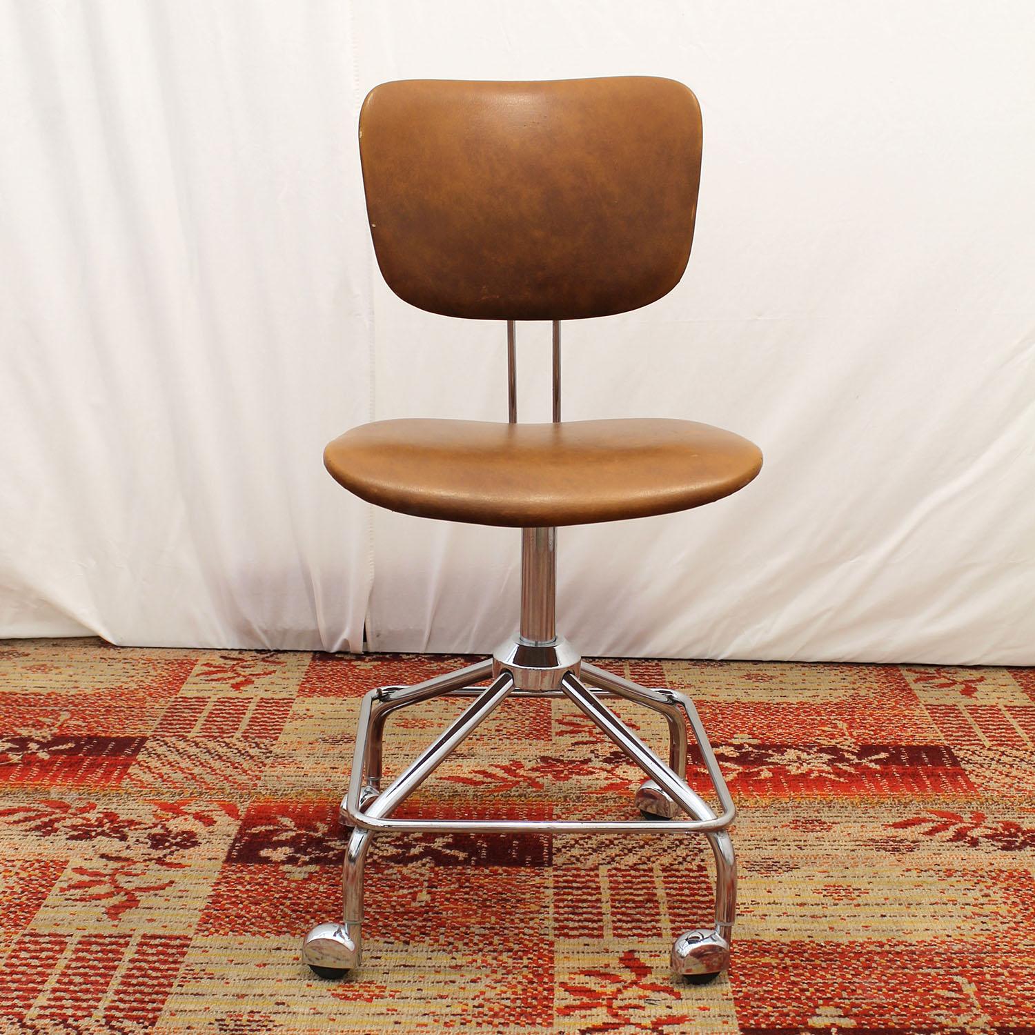 This vintage desk chair was made by Kovona company in the 1970s.

Fully functional, adjustable, rotatable. It's made of iron and leatherette. 

In good vintage condition.

The height of the chair is adjustable from 83 cm to 96 cm, seat height