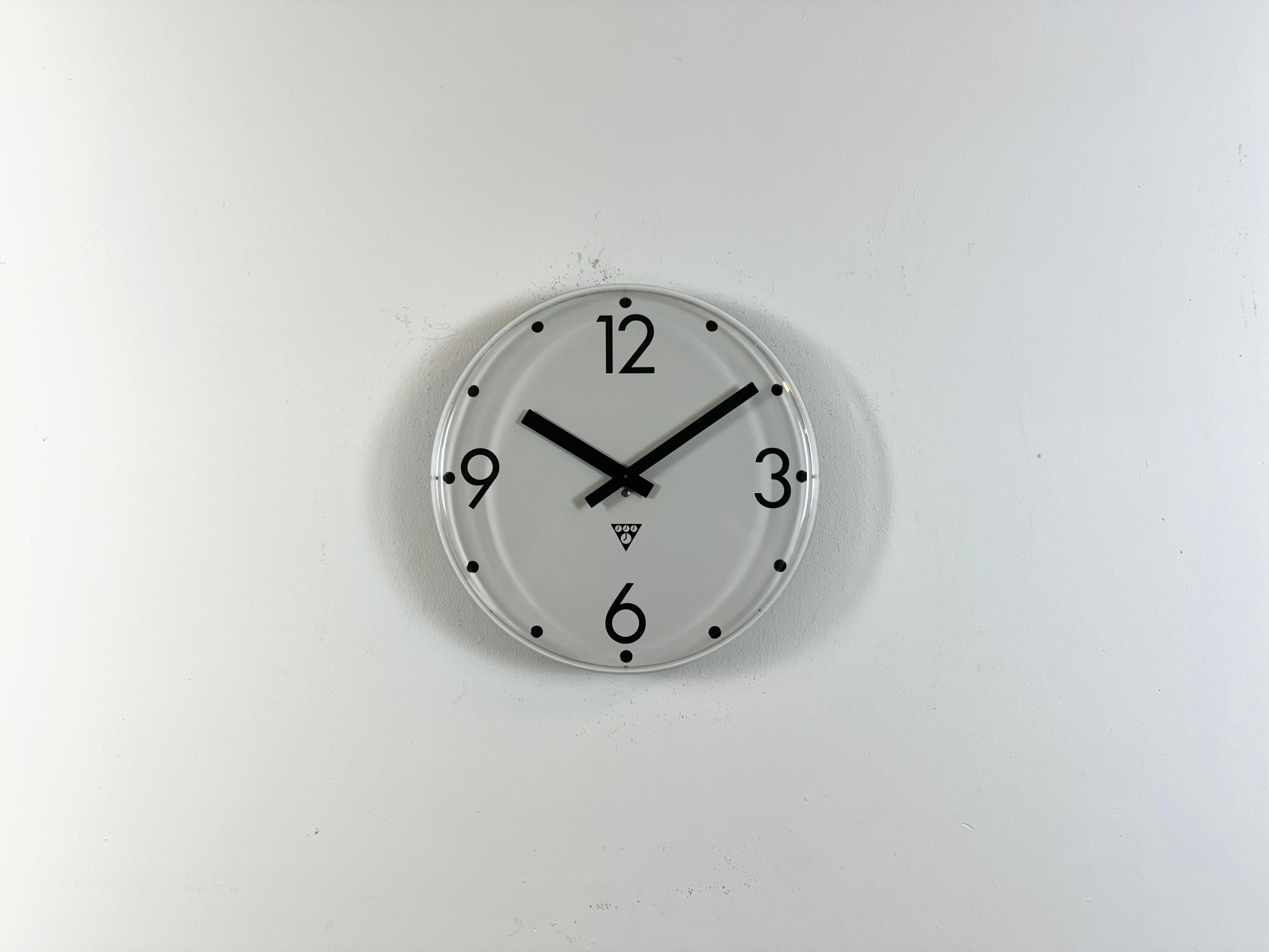 Cette horloge murale industrielle a été produite par Pragotron dans l'ancienne Tchécoslovaquie au cours des années 1980. Whiting est doté d'un cadran en aluminium blanc et d'un couvercle en verre plastique incurvé. La pièce a été convertie en un