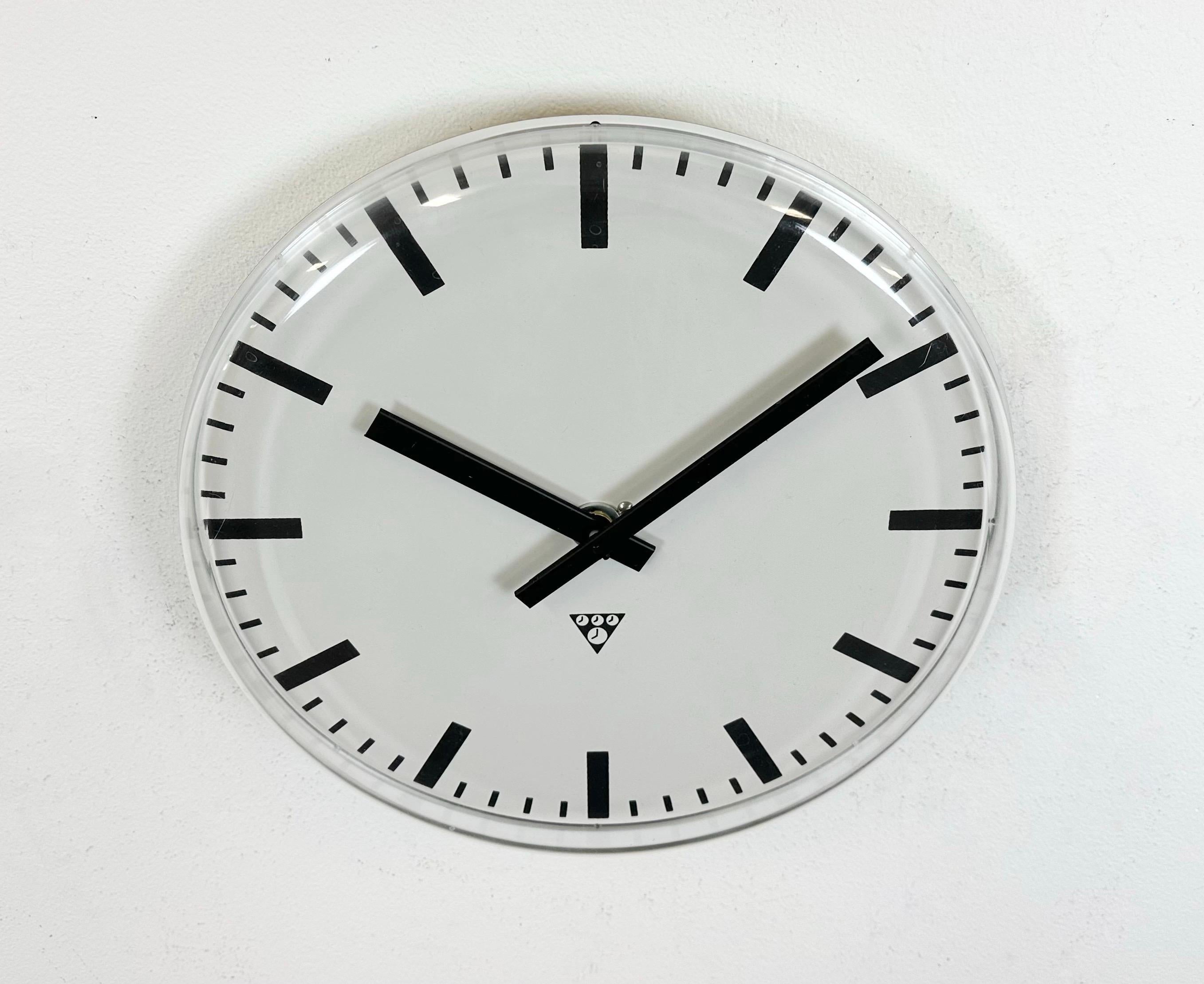 Vintage Office Wall Clock from Pragotron, 1980s In Good Condition For Sale In Kojetice, CZ