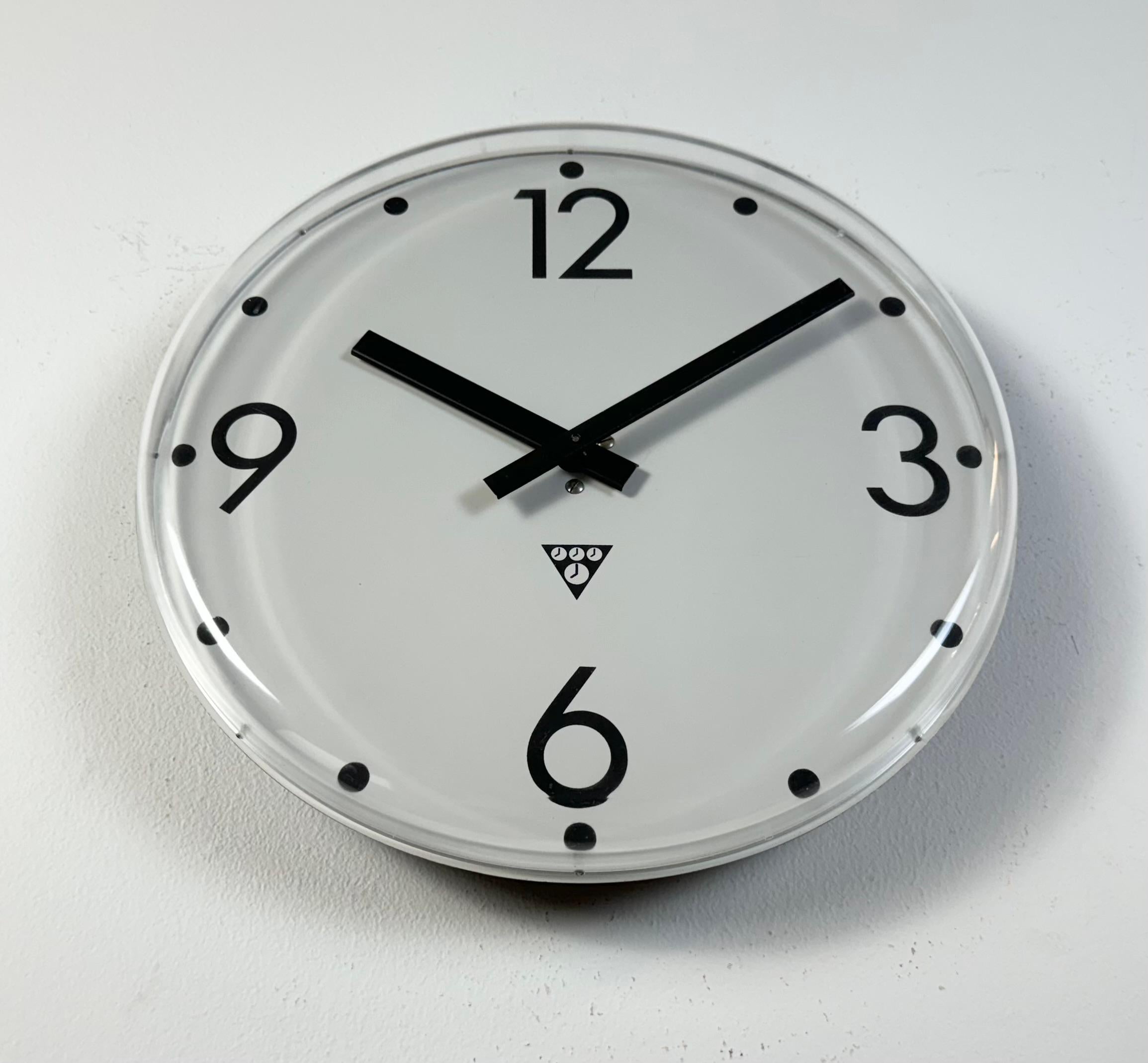 Fin du 20e siècle Horloge murale de bureau vintage Pragotron, années 1980 en vente