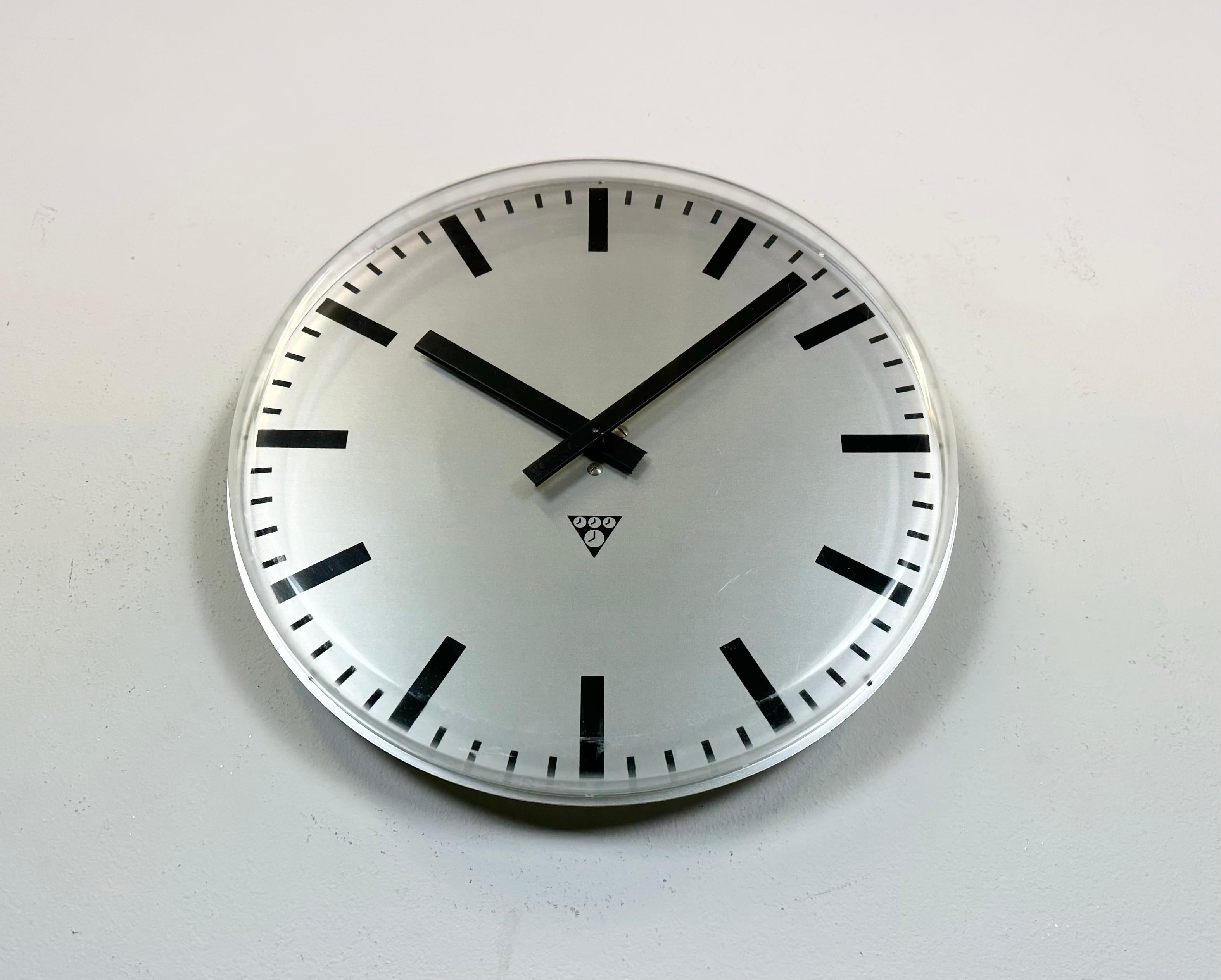 Aluminium Horloge murale de bureau vintage Pragotron, années 1980 en vente