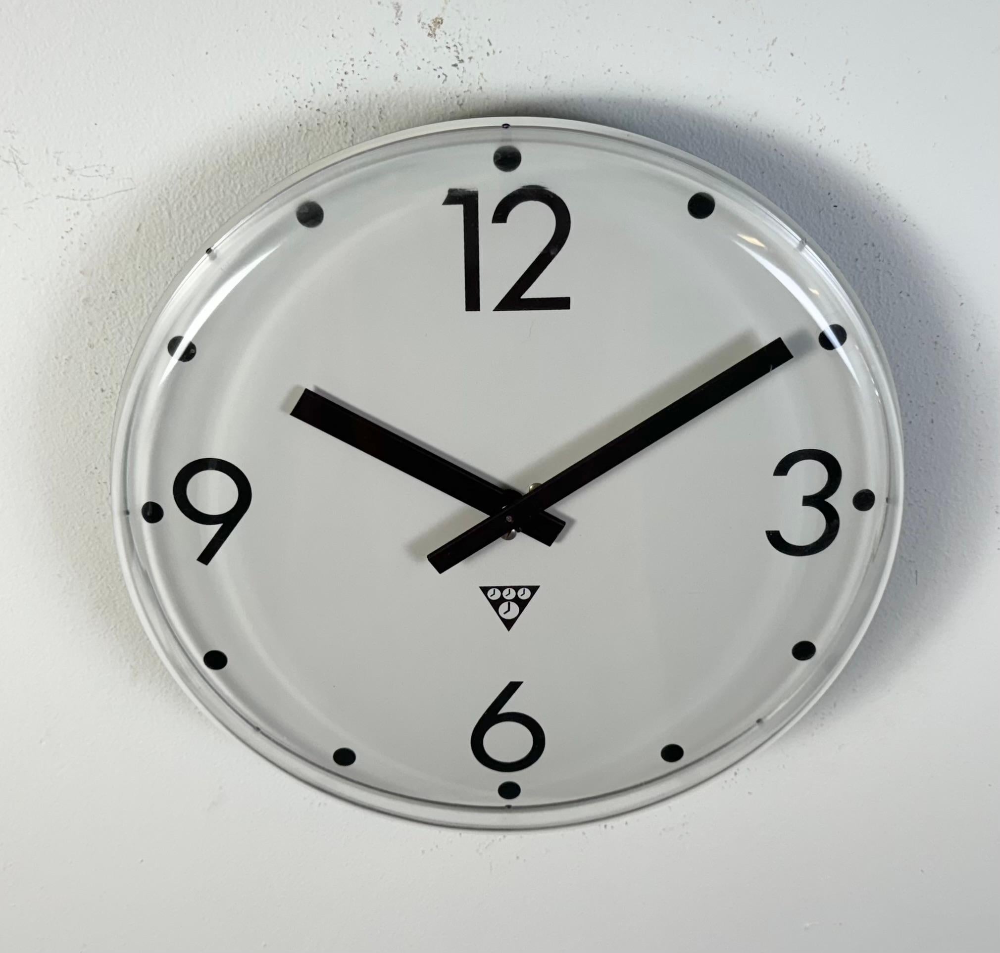 Aluminium Horloge murale de bureau vintage Pragotron, années 1980 en vente
