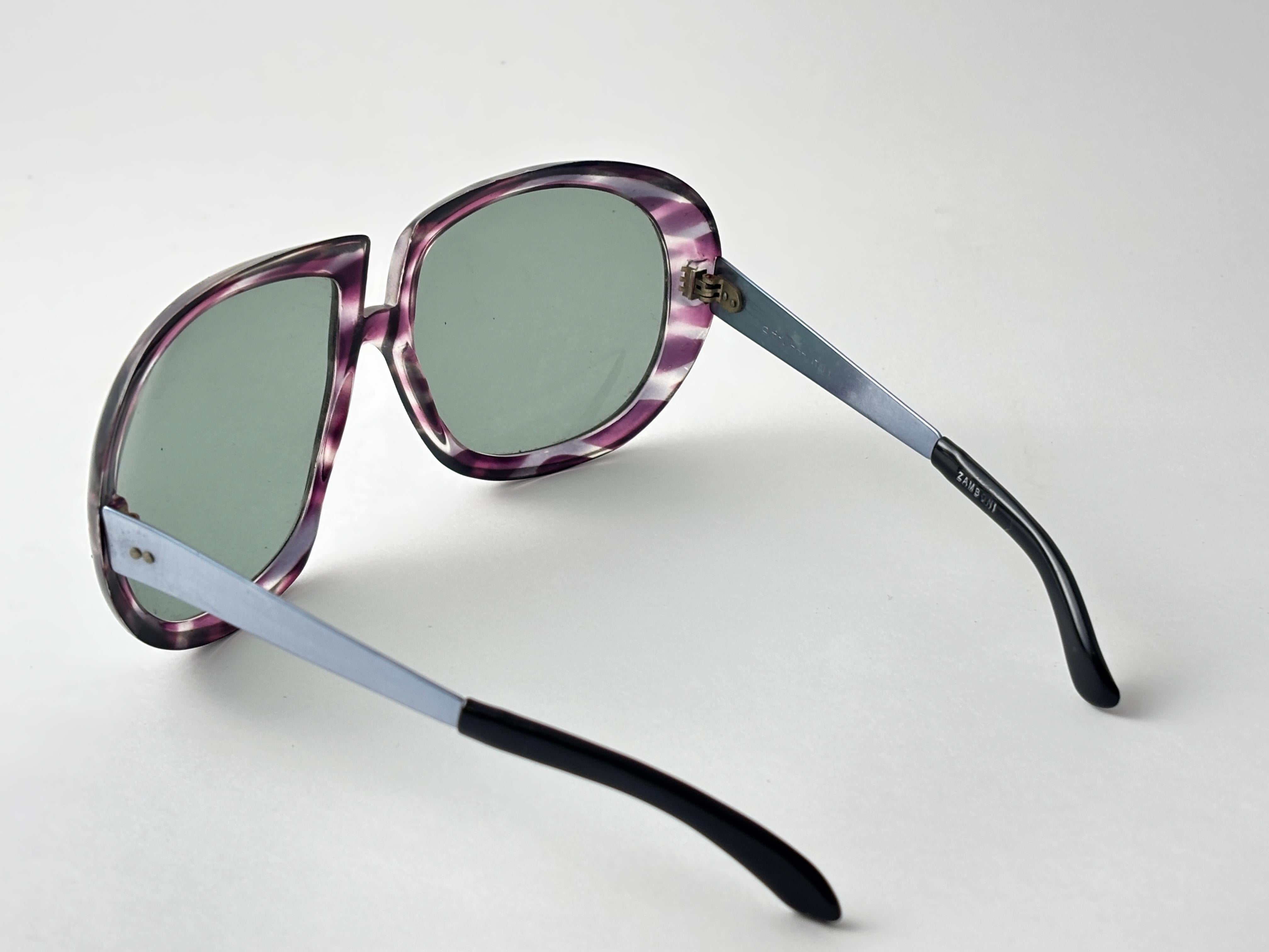 Vintage O. Friulana Sonnenbrille in Übergröße 1970'S Made in Italy


Dieses Element zeigen Zeichen der Abnutzung auf beiden Linsen und Rahmen aufgrund der Lagerung.



Vorderseite : 15 Zentimeter

Linse Höhe : 6 cm

Linse Breite : 6.5 cm 

Bügel :