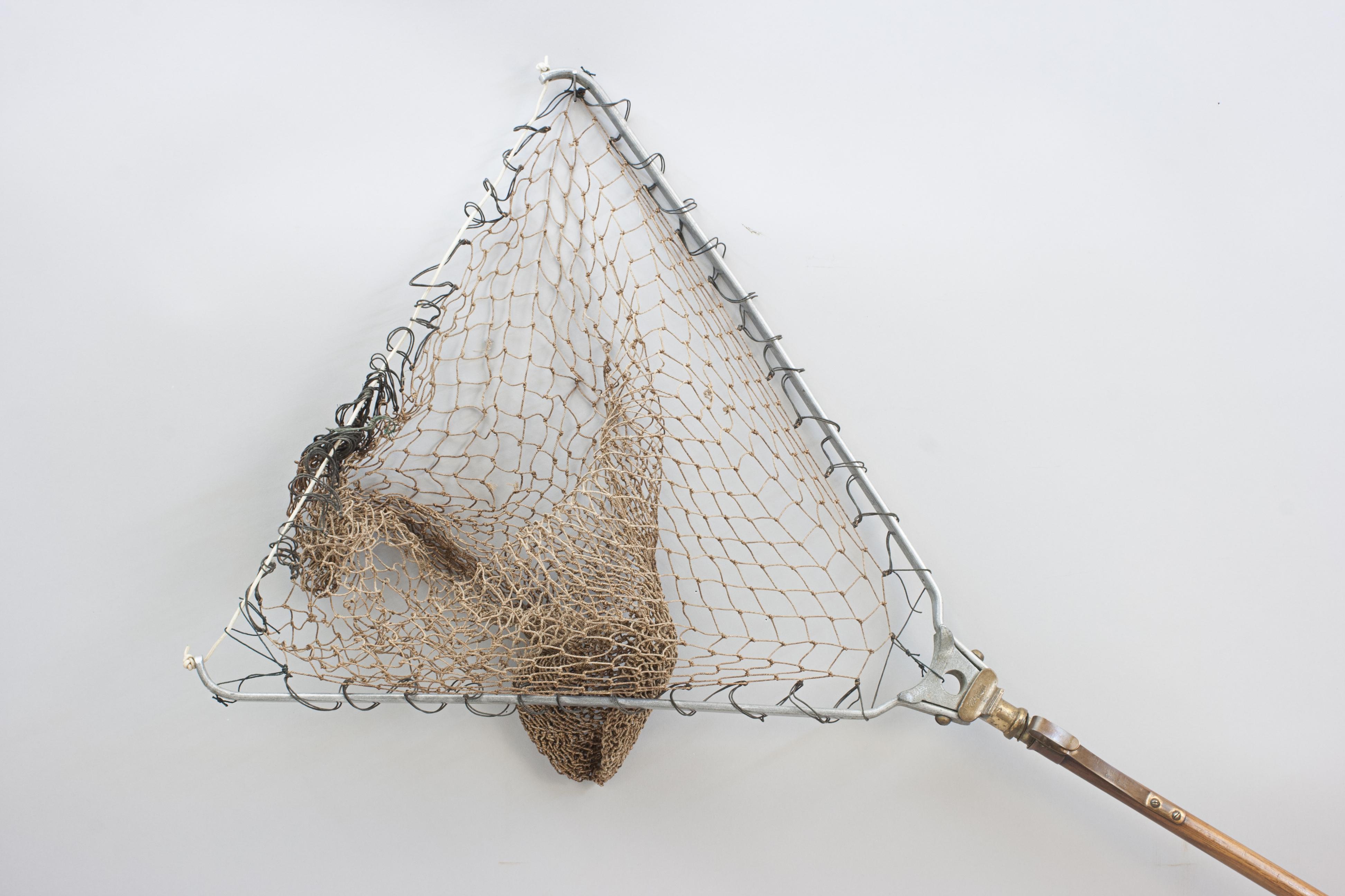 Rete da sbarco pieghevole Ogden Smith 'Reversa'.
Un buon retino pieghevole per la pesca alla trota realizzato da Ogden Smith. La rete a forma triangolare ha bracci in lega e accessori in ottone. La clip da cintura in ottone reca il timbro 