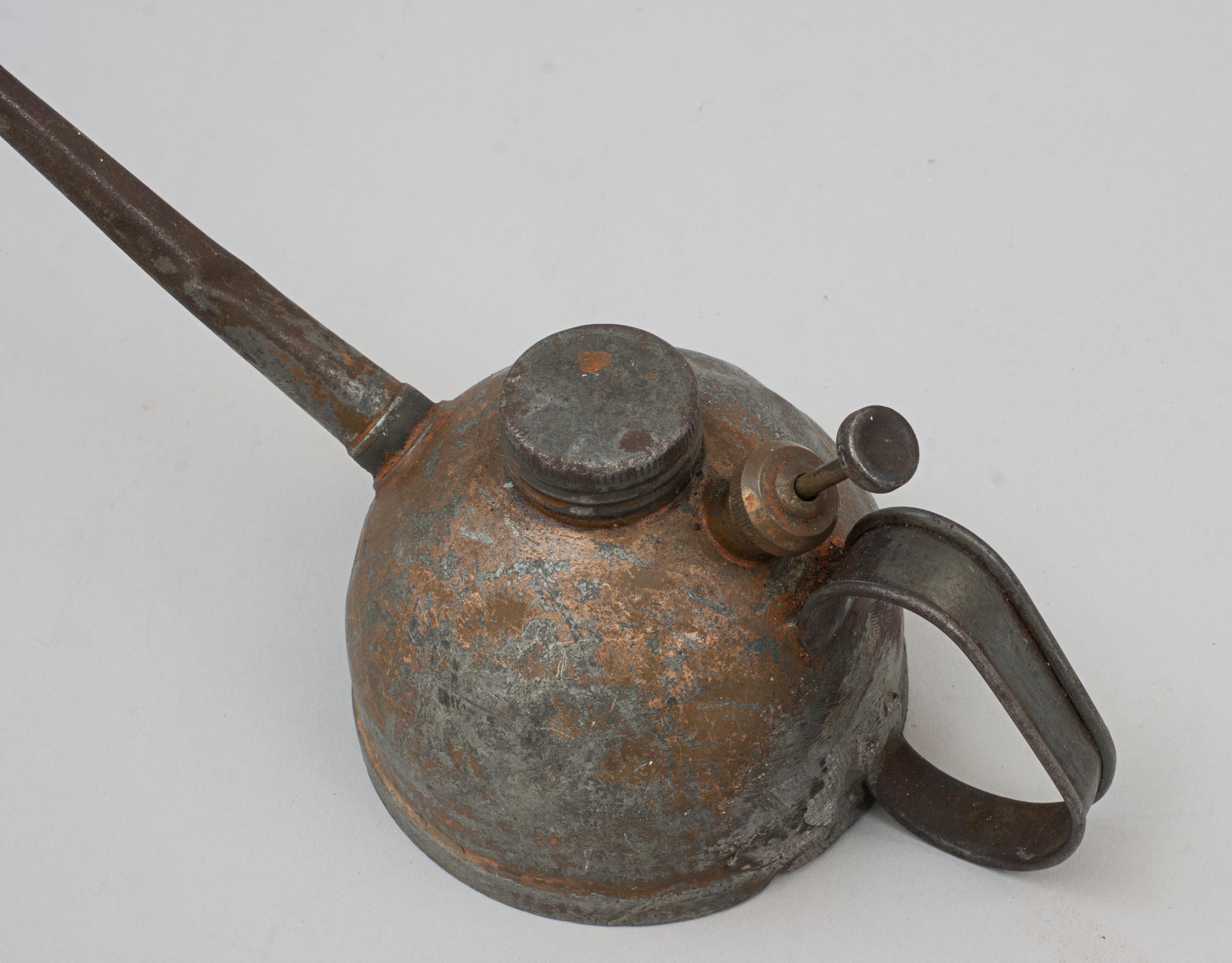 Vintage Oil Can In Good Condition For Sale In Oxfordshire, GB
