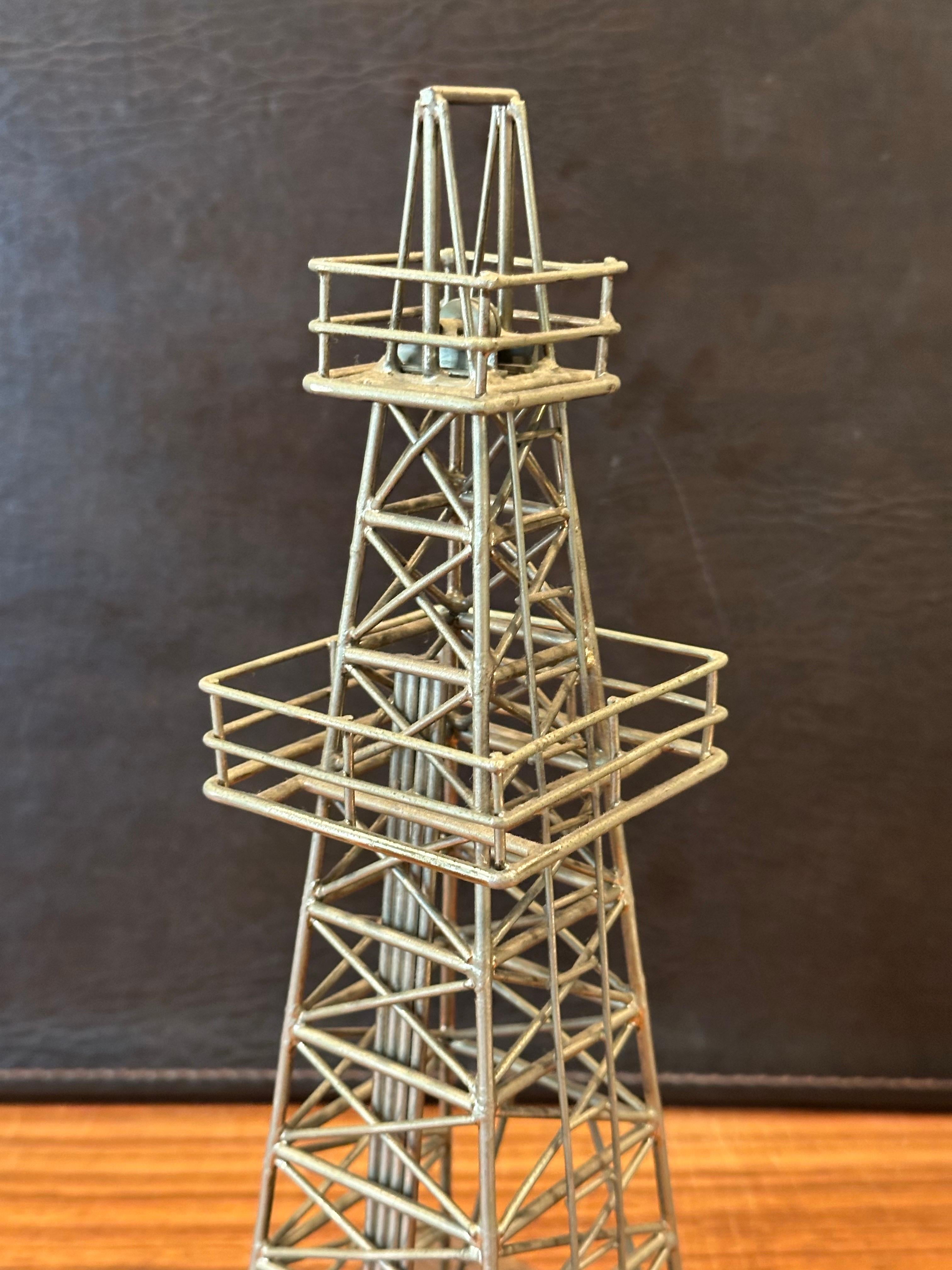 Modello / Scultura d'epoca di una torretta petrolifera in vendita 4