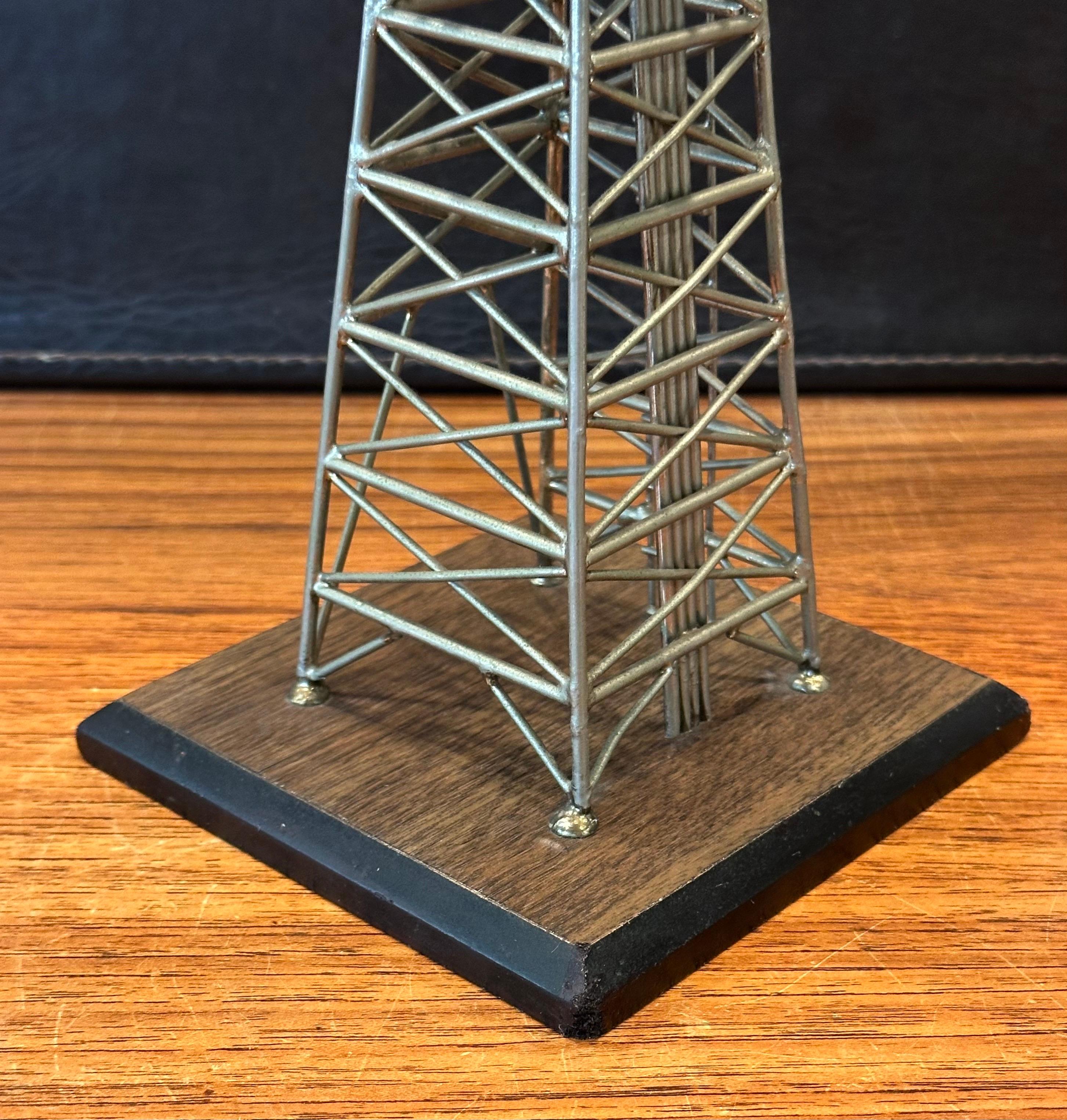 Modello / Scultura d'epoca di una torretta petrolifera in vendita 5