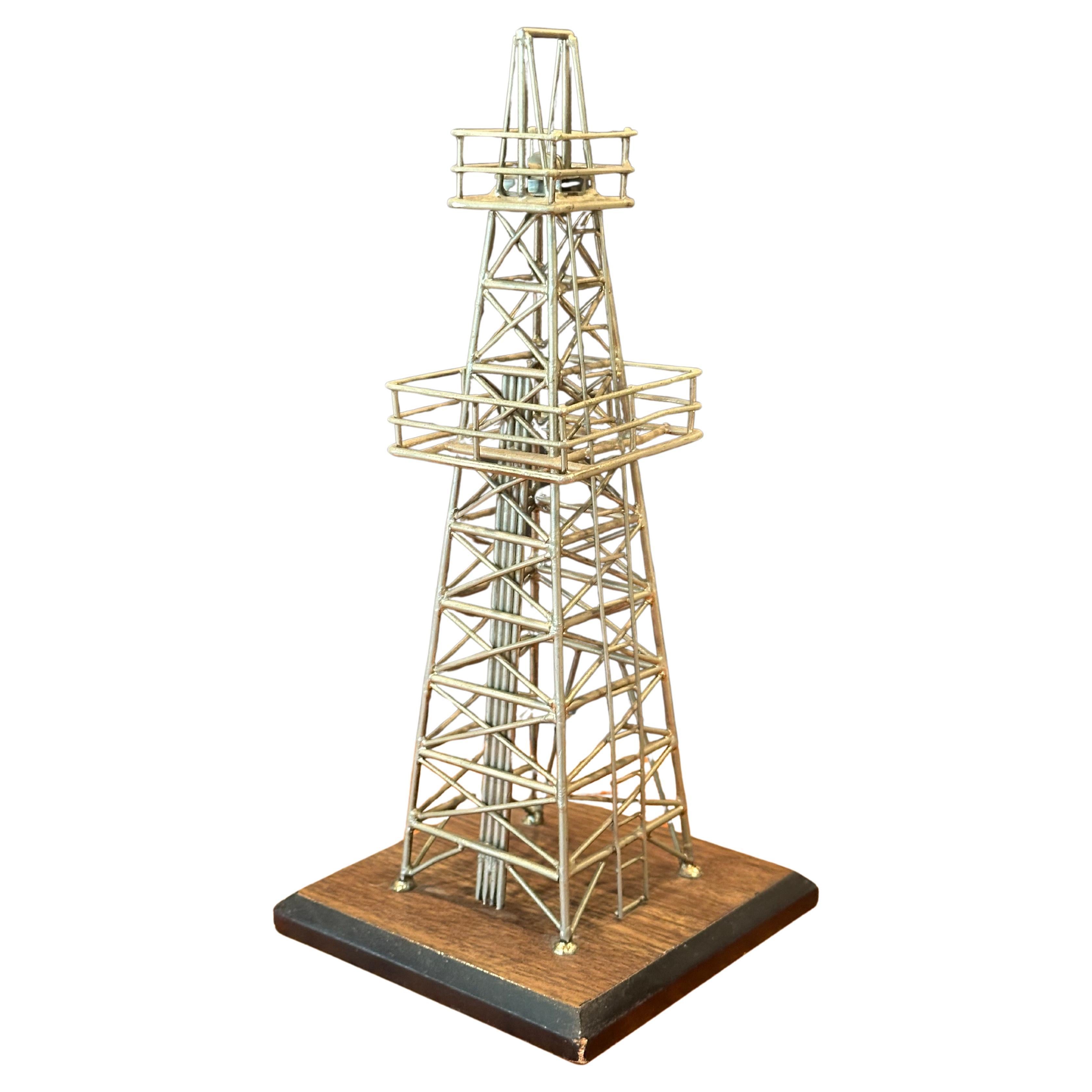 Modello / Scultura d'epoca di una torretta petrolifera in vendita 6