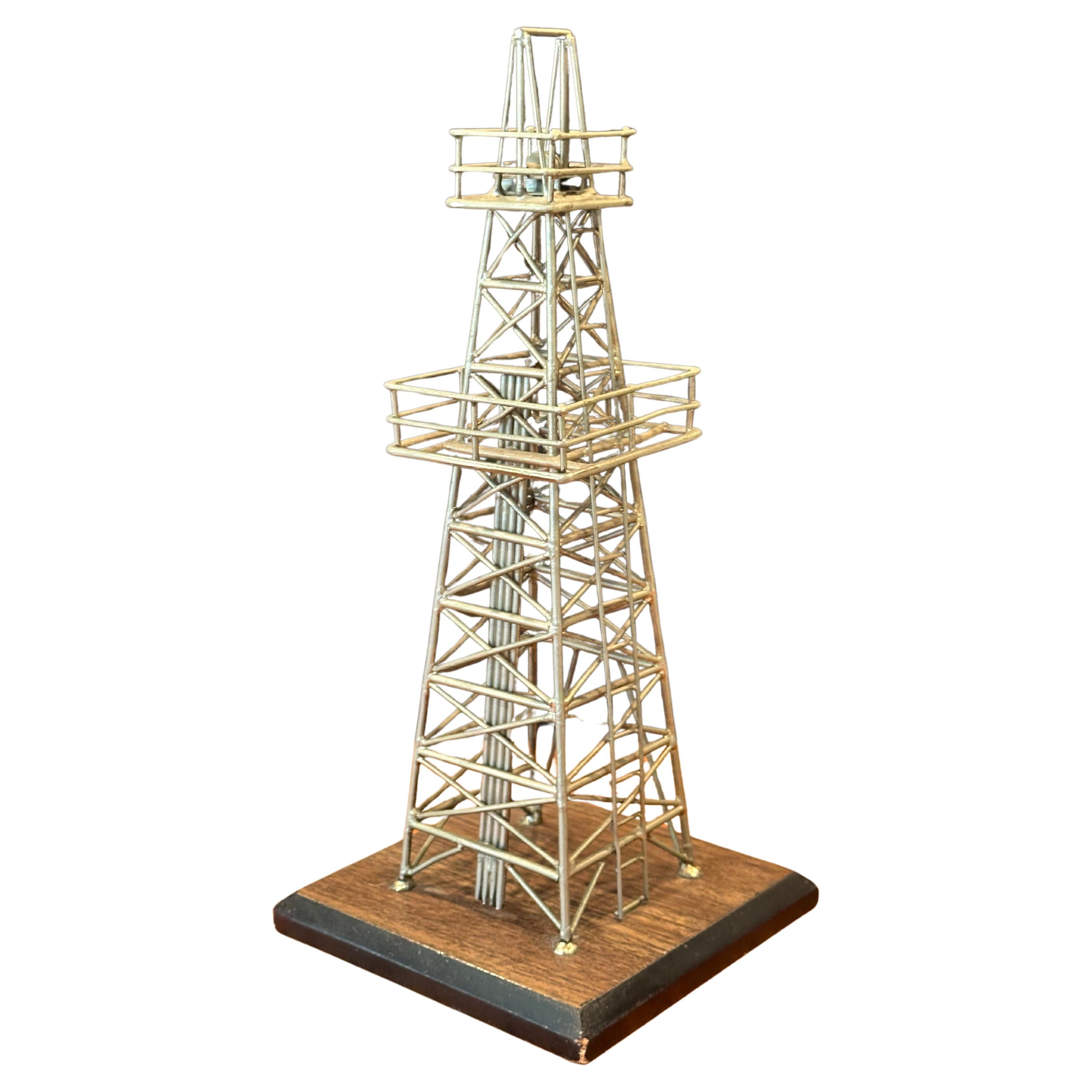 Americano Modello / Scultura d'epoca di una torretta petrolifera in vendita