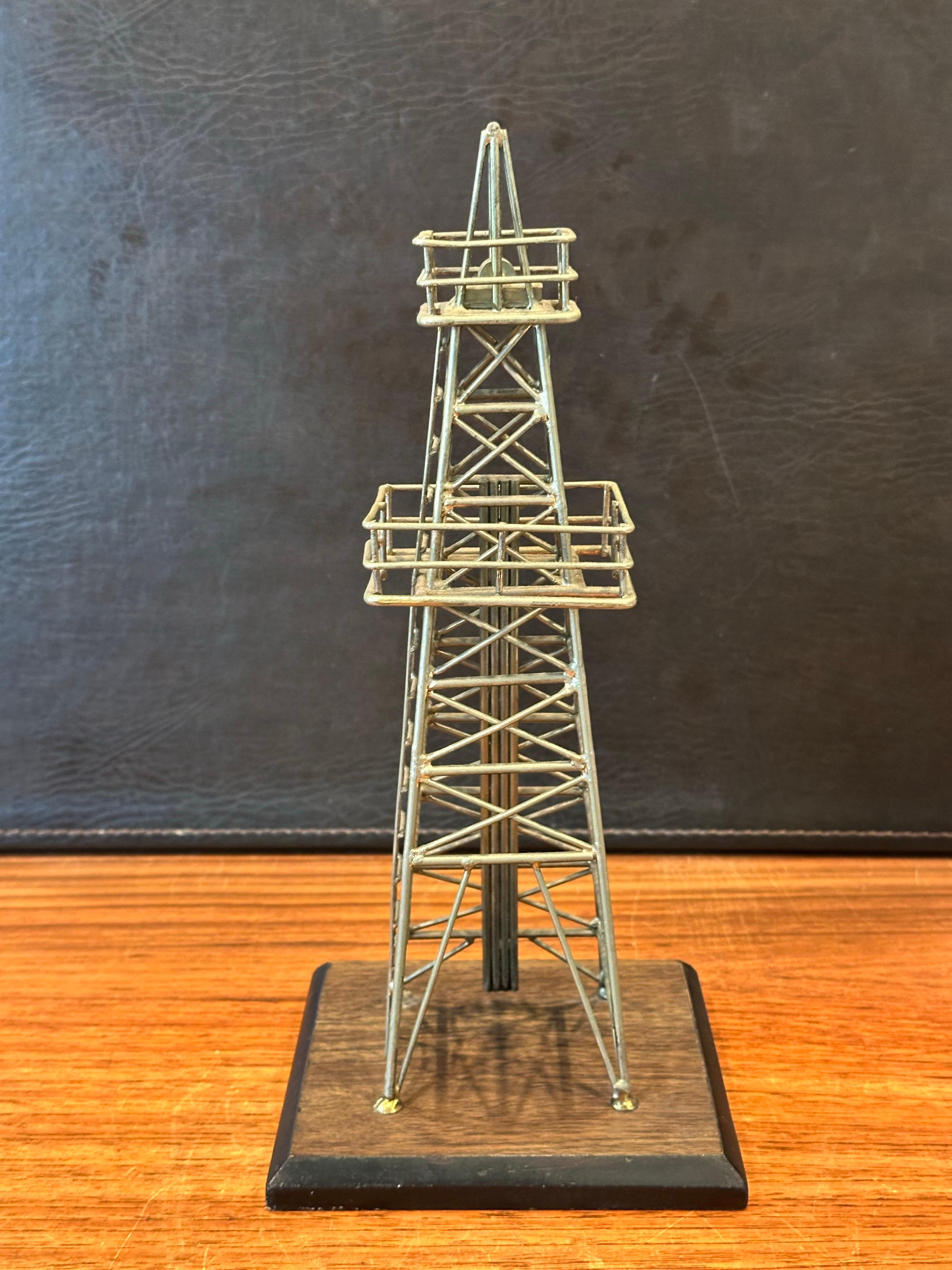 XX secolo Modello / Scultura d'epoca di una torretta petrolifera in vendita