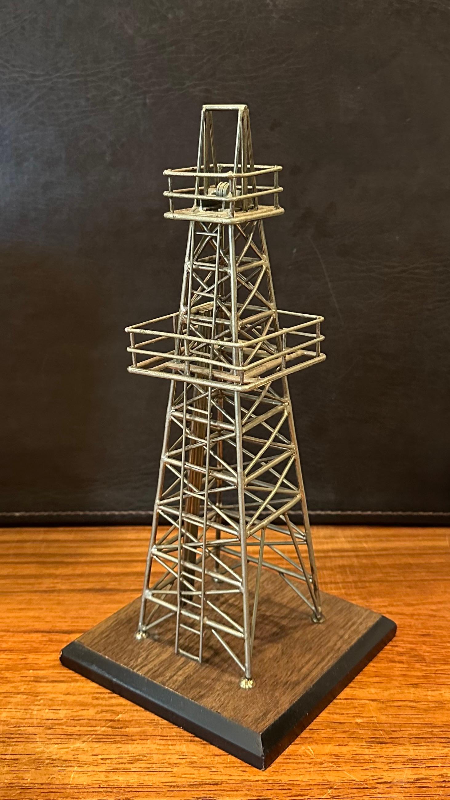 Legno Modello / Scultura d'epoca di una torretta petrolifera in vendita