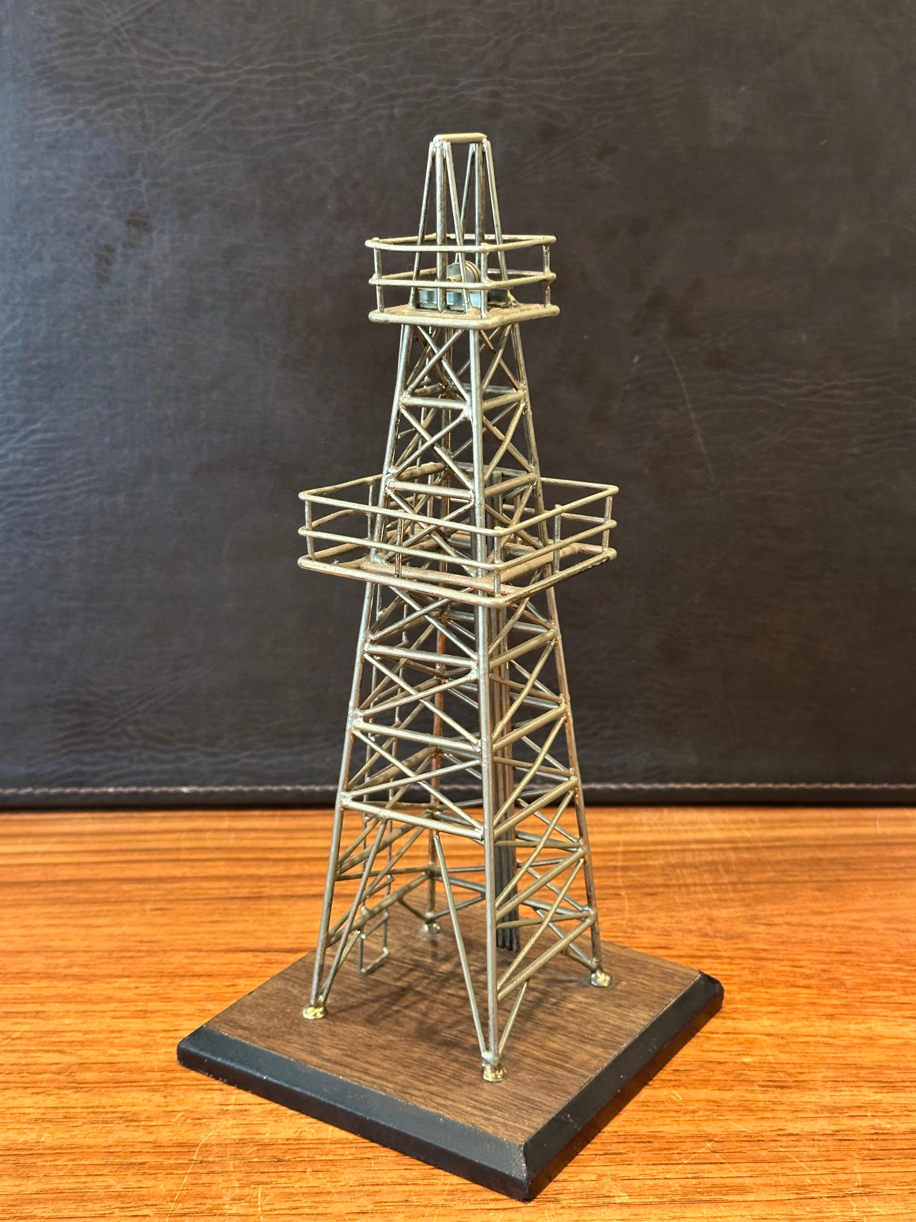 Modello / Scultura d'epoca di una torretta petrolifera in vendita 1