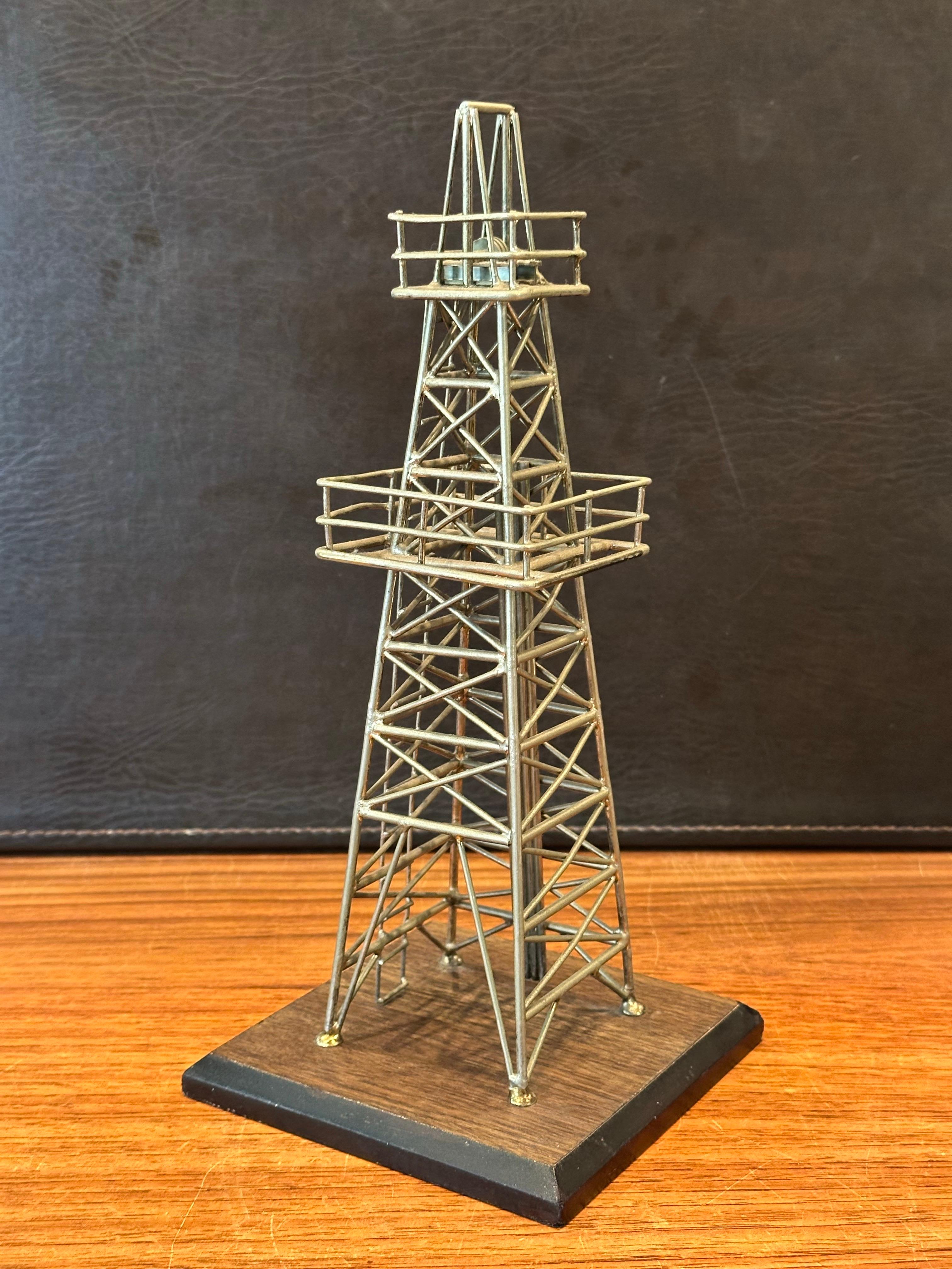 Modello / Scultura d'epoca di una torretta petrolifera in vendita 2