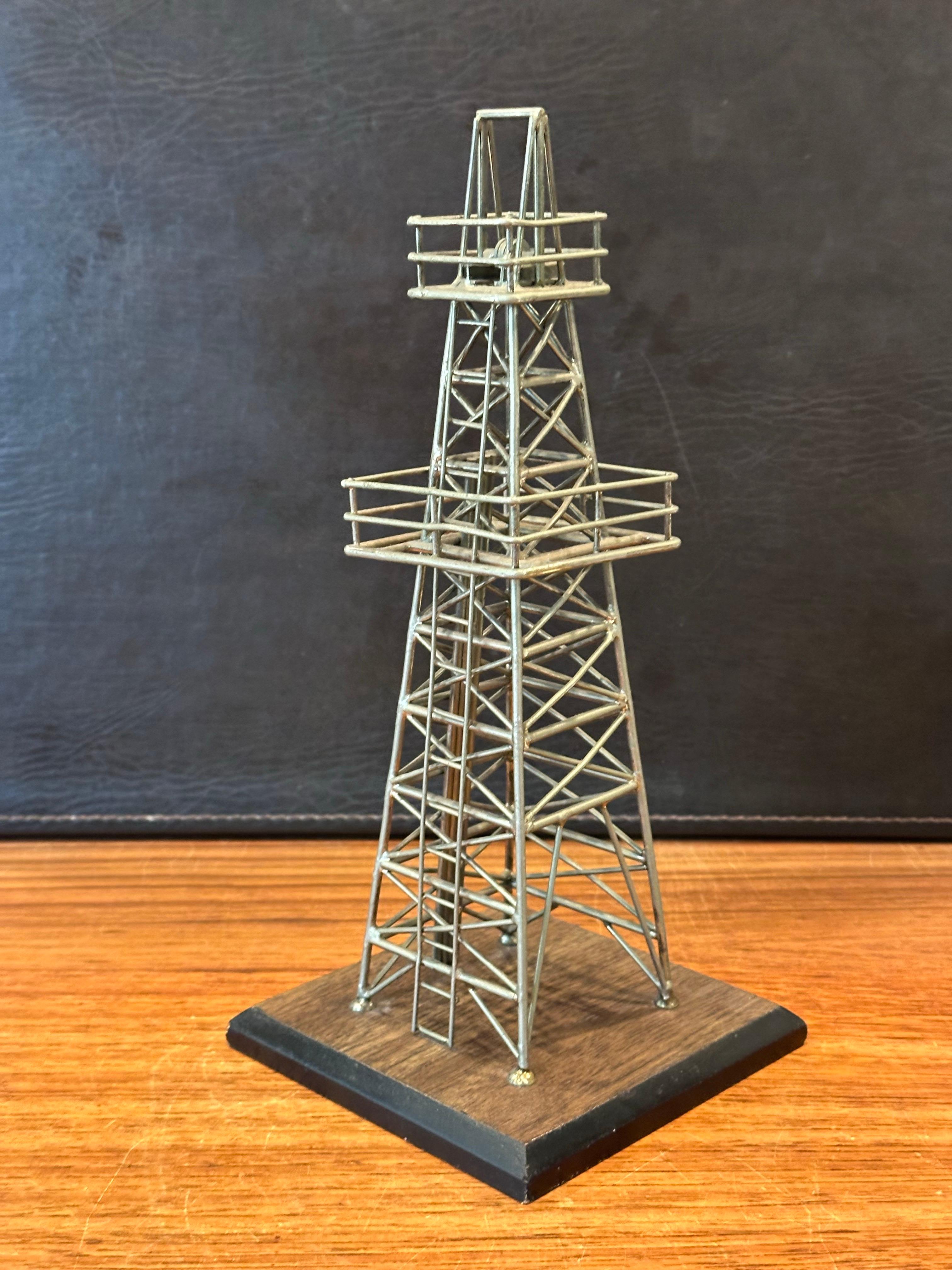 Modello / Scultura d'epoca di una torretta petrolifera in vendita 3