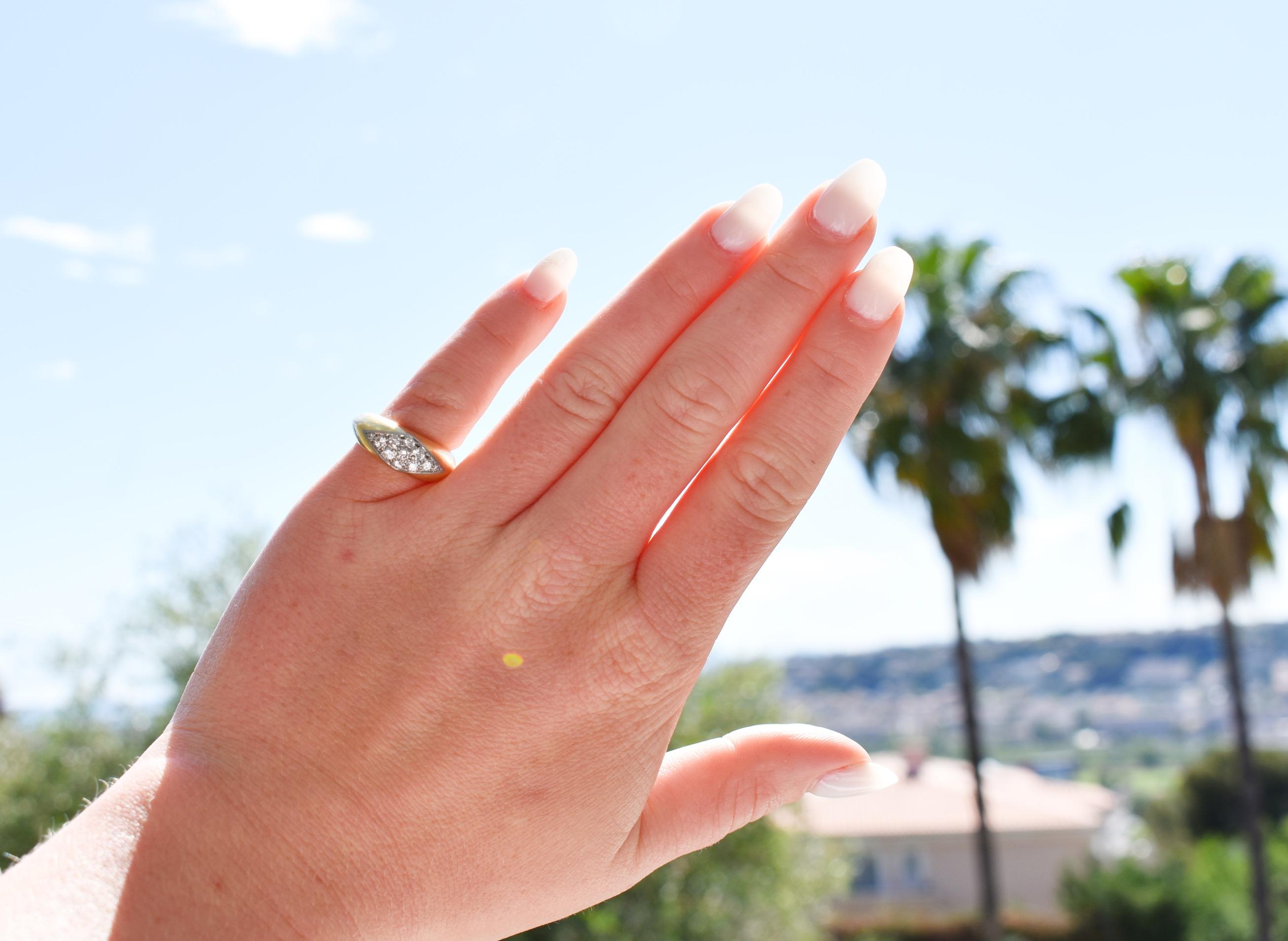 Discover this magnificent Vintage ring from the 50s and 70s, signed OJ PERRIN, an exceptional piece of jewelry that evokes the timeless charm of the era. This ring is crafted in 18-carat gold and platinum, combining two precious metals to create a