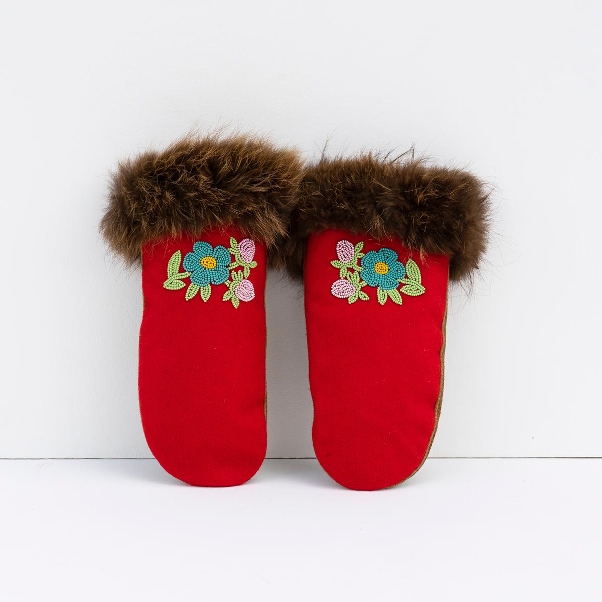 TRADITIONELLE OJIBWAY-STAMMESHANDSCHUHE MIT FLORALEN PERLENVERZIERUNGEN
Sie stammen vom Volk der Ojibwe (Ojibwa) aus dem heutigen Südkanada und dem mittleren Nordwesten der Vereinigten Staaten.

Handgefertigt aus geräuchertem Elchleder und mit rotem