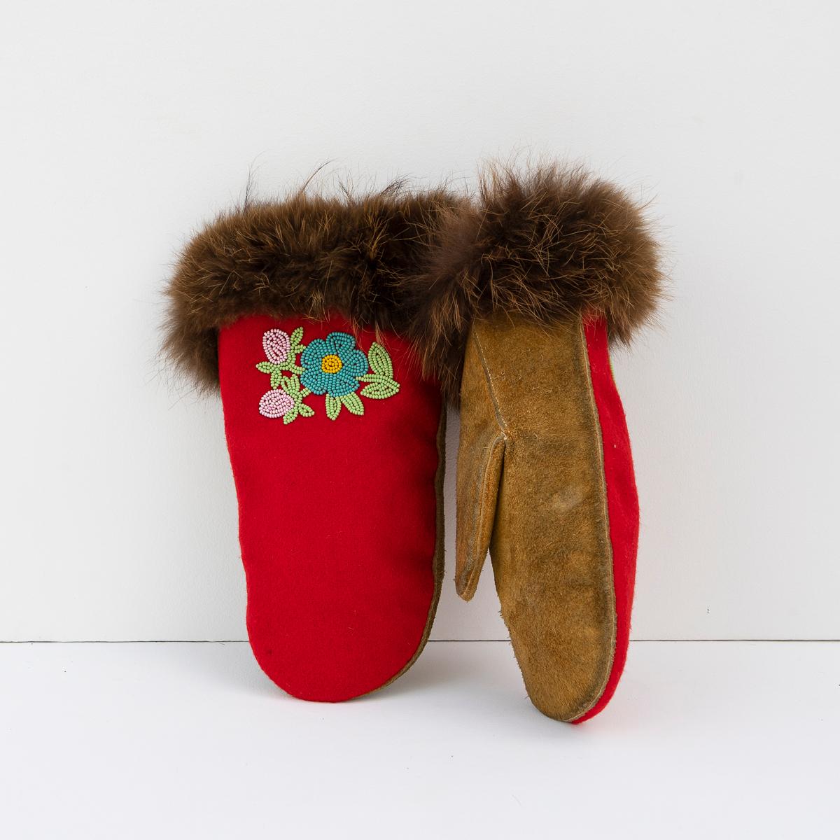 VINTAGE OJIBWE BEADED FELT AND MOOSE SKIN GAUNTLET MITTENS - 1950er Jahre FIRST NATIONS (Indigene Kunst (Nord-/Südamerika)) im Angebot