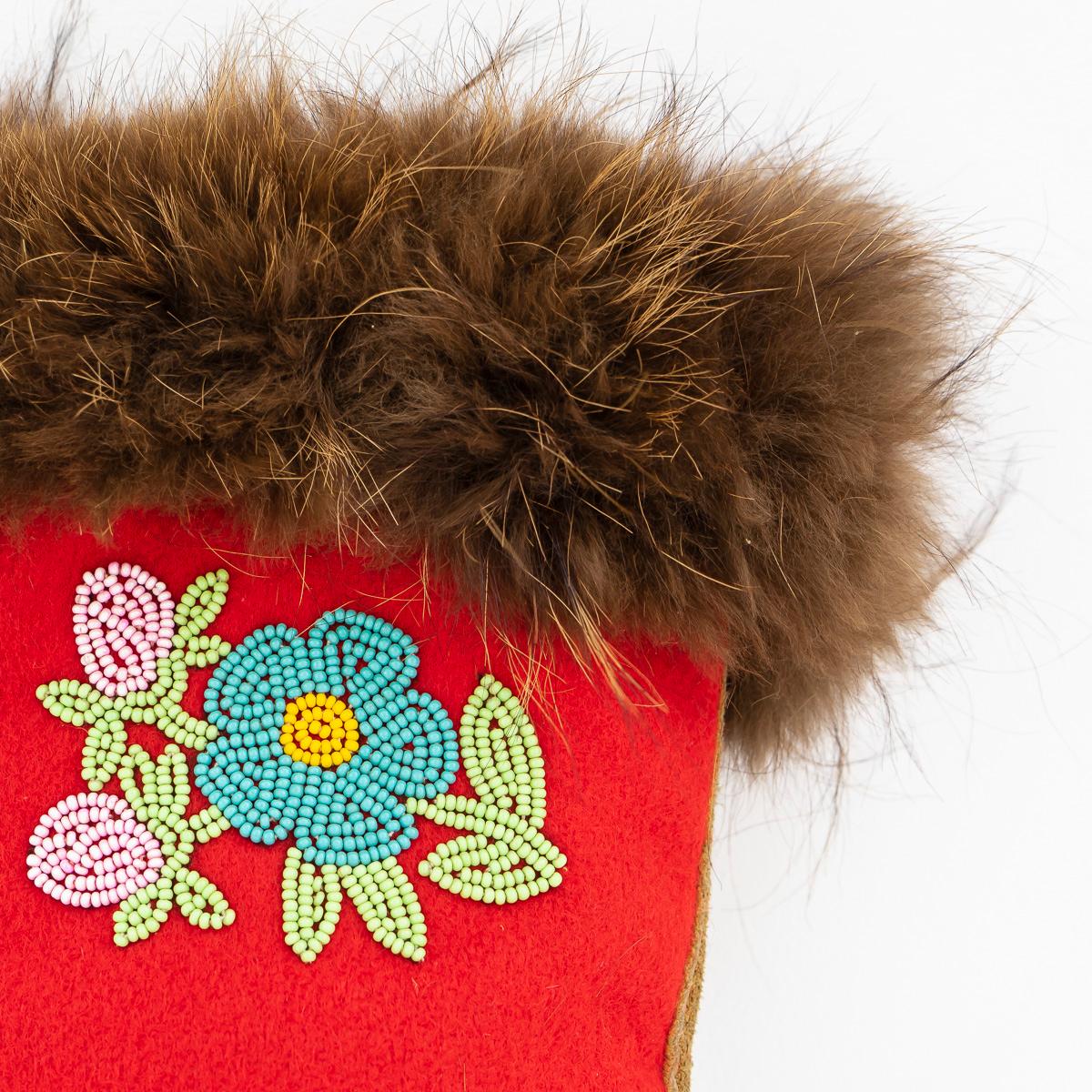 VINTAGE OJIBWE BEADED FELT AND MOOSE SKIN GAUNTLET MITTENS - 1950er Jahre FIRST NATIONS (Kanadisch) im Angebot