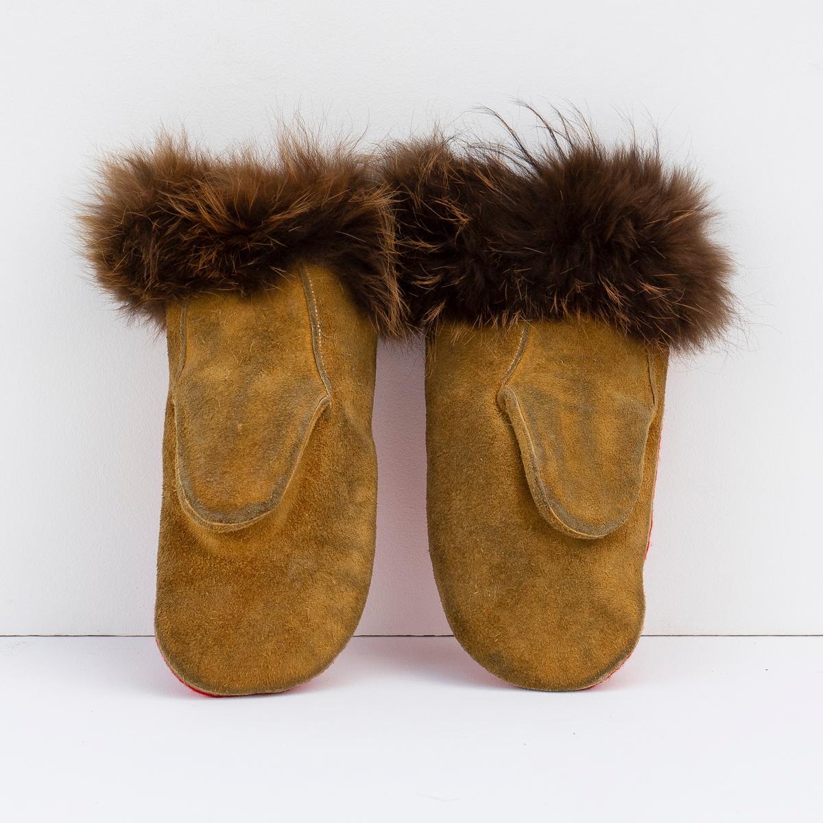 Vintage Ojibwe Beaded Felt and Moose Skin Gauntlet Mittens, 1950s First Nations In Good Condition For Sale In Bristol, GB