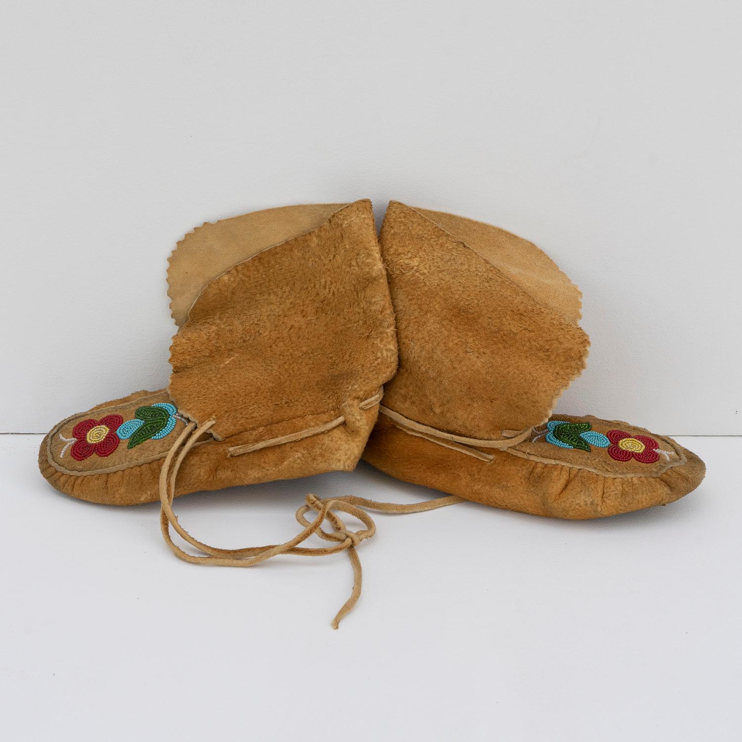 Vintage Ojibwe Beaded Moose Skin Moccasins, 1950s Leather First Nation Art In Good Condition In Bristol, GB