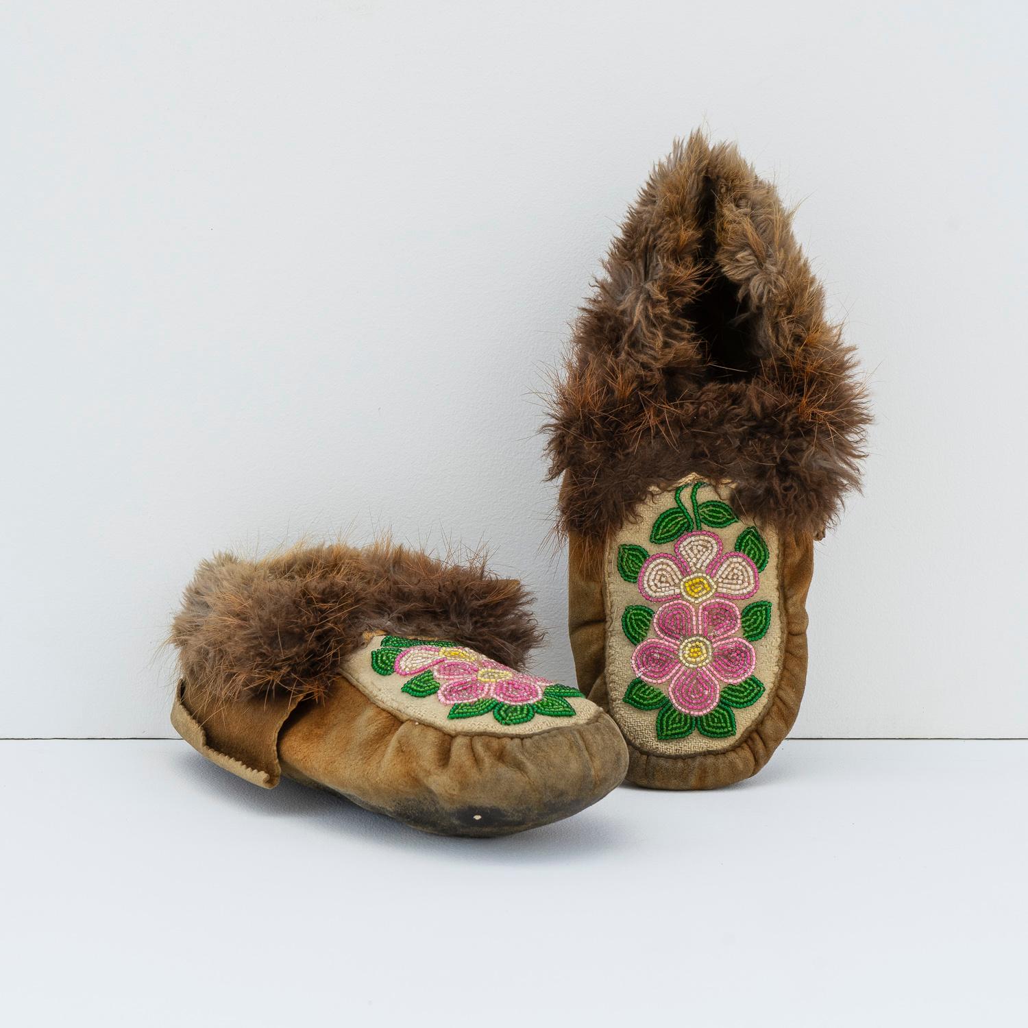 Vintage Ojibwe Perlenbesetzte Mooshaut-Moccasins, 1950er Jahre Leder First Nation Ojibwa im Zustand „Gut“ im Angebot in Bristol, GB