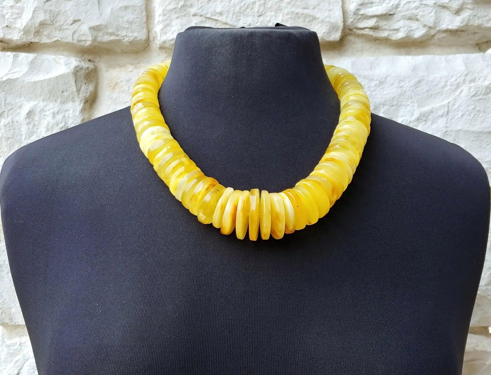 The length of the necklace is 22 inches (55.5cm). Live chopped pieces disks of raw egg yolk Baltic amber. The size varies from 13.5 to 30.7mm.
The color of amber is egg yolk linden honey.
The color is authentic and natural.
100% Natural Baltic