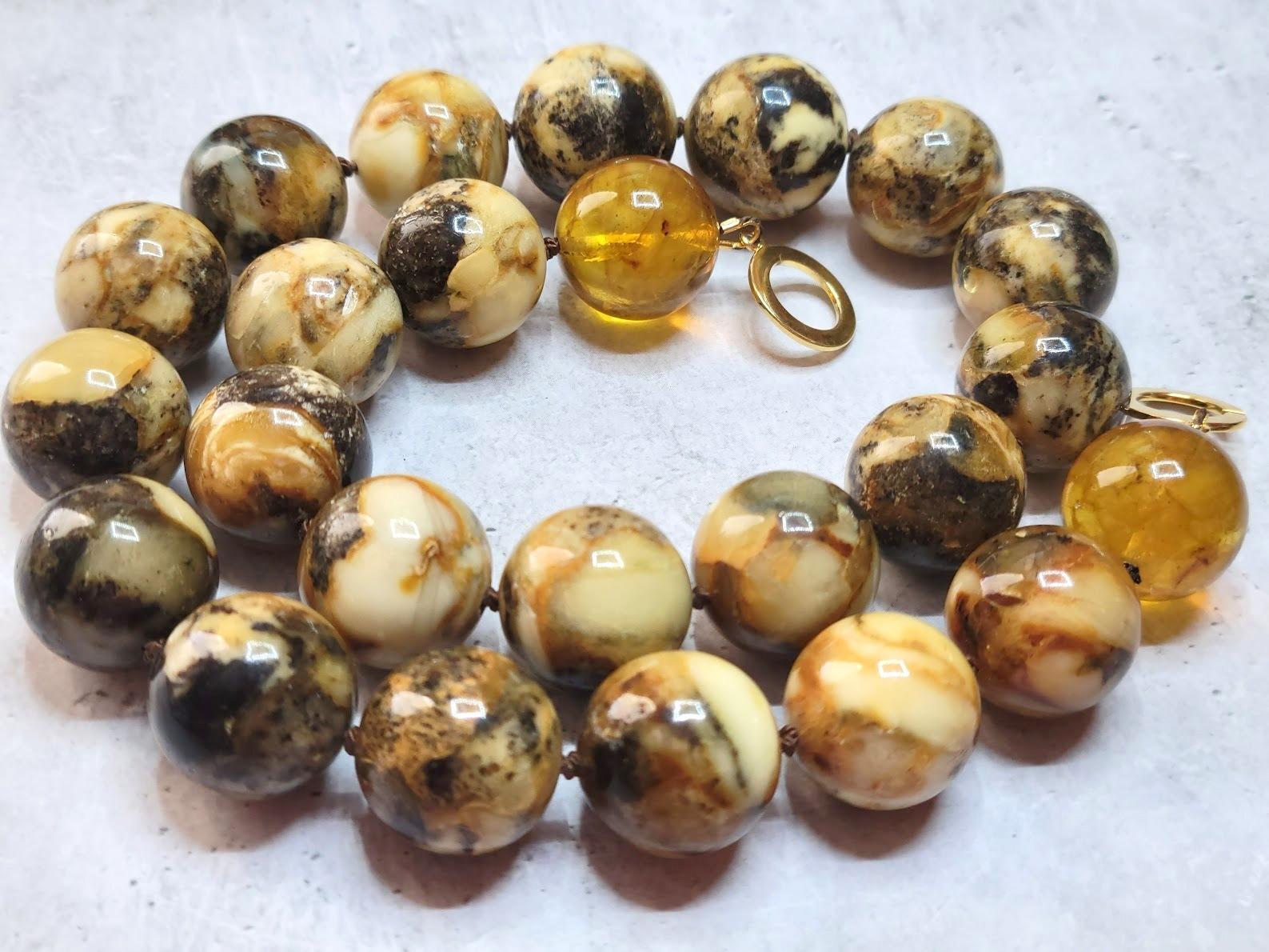 The length of the necklace is 19 inches ( 48 cm). Beautiful beads from rare genuine Baltic amber. The rare size of the round beads is 18 mm.
The amber beads are strung and knotted on silk thread.

The 