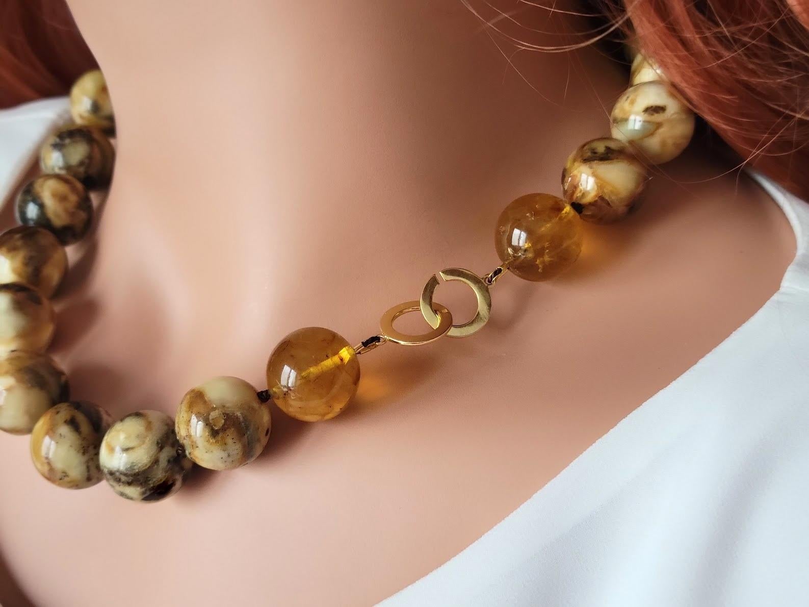 Vintage Old Baltic Amber Quail Egg Necklace In Excellent Condition For Sale In Chesterland, OH