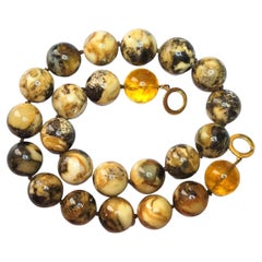 Collier vintage en forme d'œuf en ambre baltique ancien
