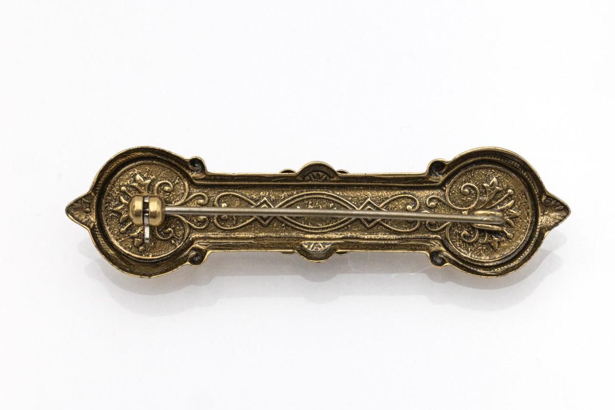 Oblong old brooch made of copper and zinc alloy

Decorated with beautiful ornaments and floral motif

Origin: Western Europe, first half of the 20th century

Weight: 5.1 g.

Dimensions: 60 x 15 mm

Very good condition, no damage.