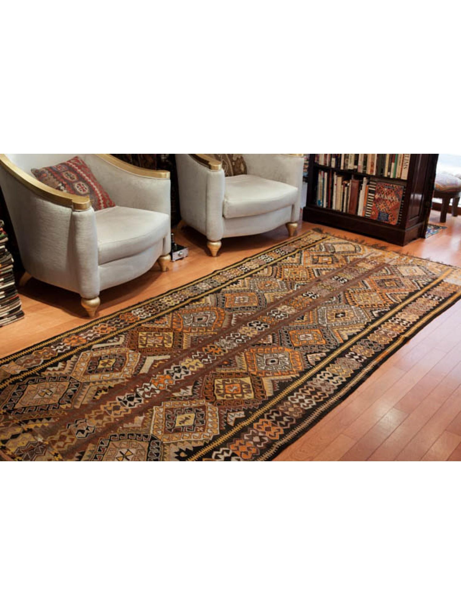 Se trata de un antiguo kilim de época procedente de Bayburt, en la región del Mar Negro, al noreste de Anatolia.

El uso único de colores negros hace que los motivos destaquen y sean vivos, y tienen una belleza misteriosa que te atrae.
El diseño en