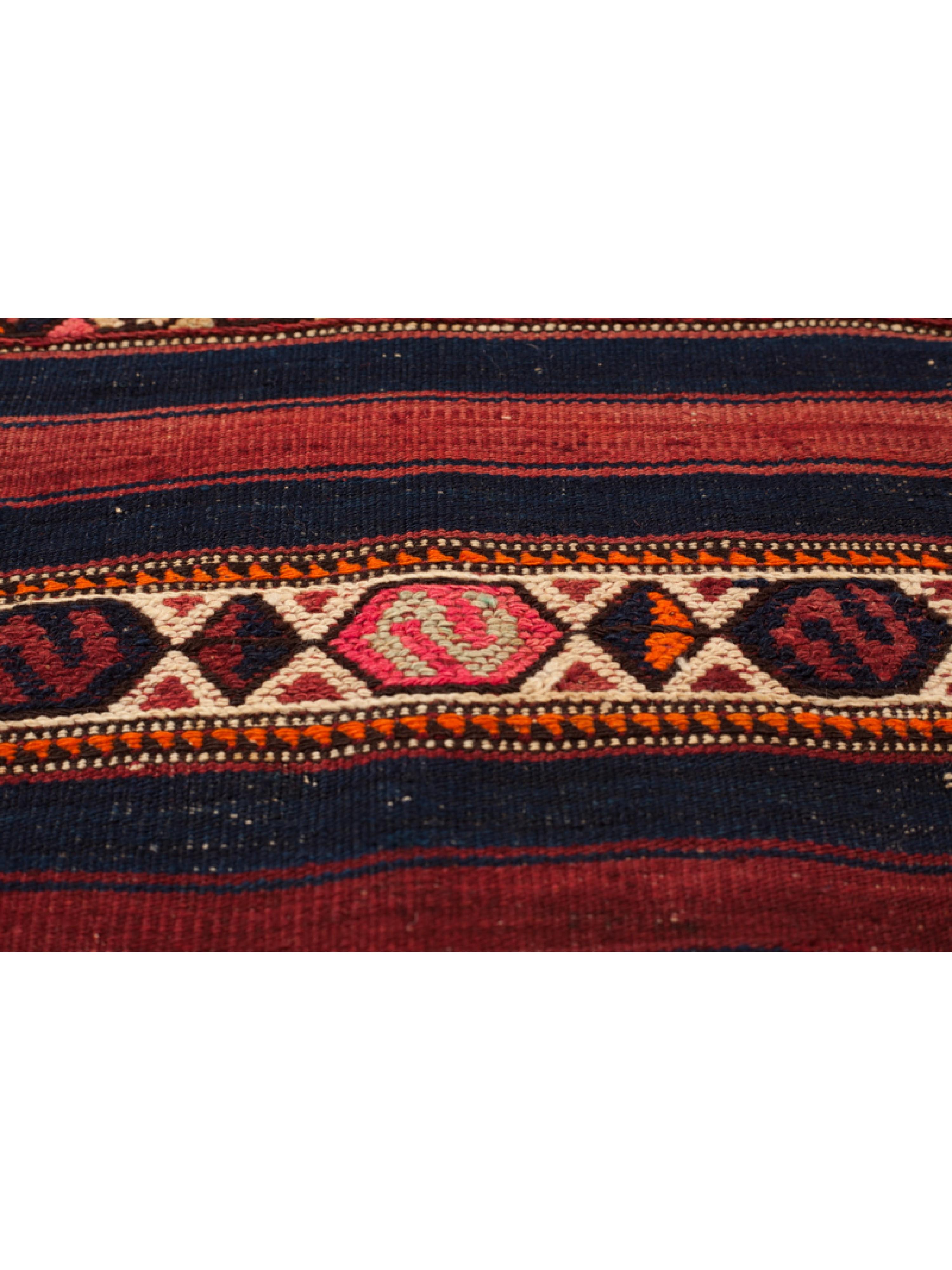Se trata de un Kilim Chuval Vintage de Anatolia Occidental, procedente de la región de Bergama ( Pérgamo ), con hilos de lana y una composición de colores rara y hermosa.

Este kilim cuval antiguo, muy coleccionable, tiene maravillosos colores y