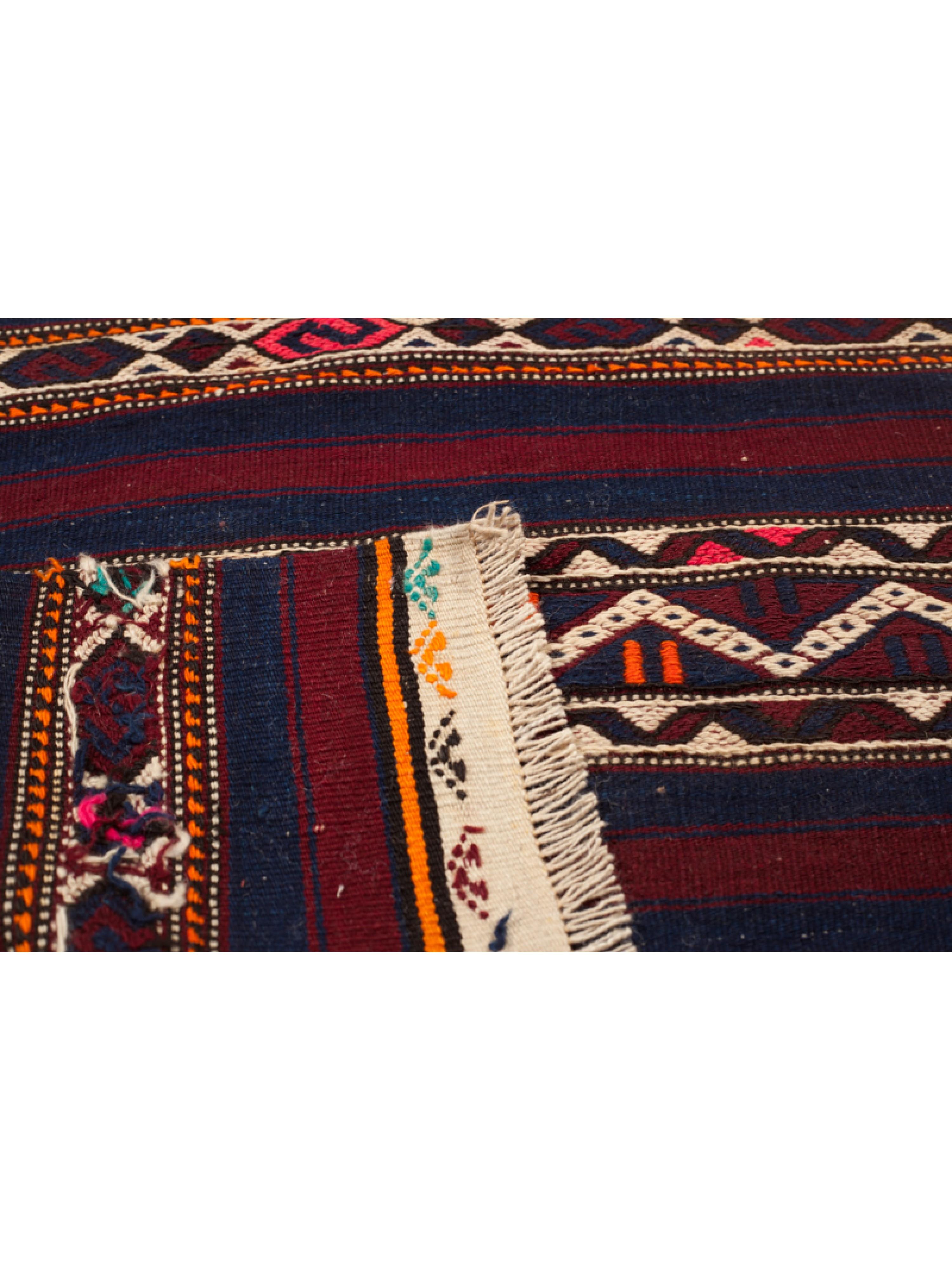 Dies ist ein westanatolischer Vintage Tschowal-Kilim aus der Region Bergama (Pergamon) mit Wollfäden und einer seltenen, schönen Farbkomposition.

Dieser alte Cuval-Kelim mit hohem Sammlerwert hat wunderbare spezielle Farben und Texturen, die