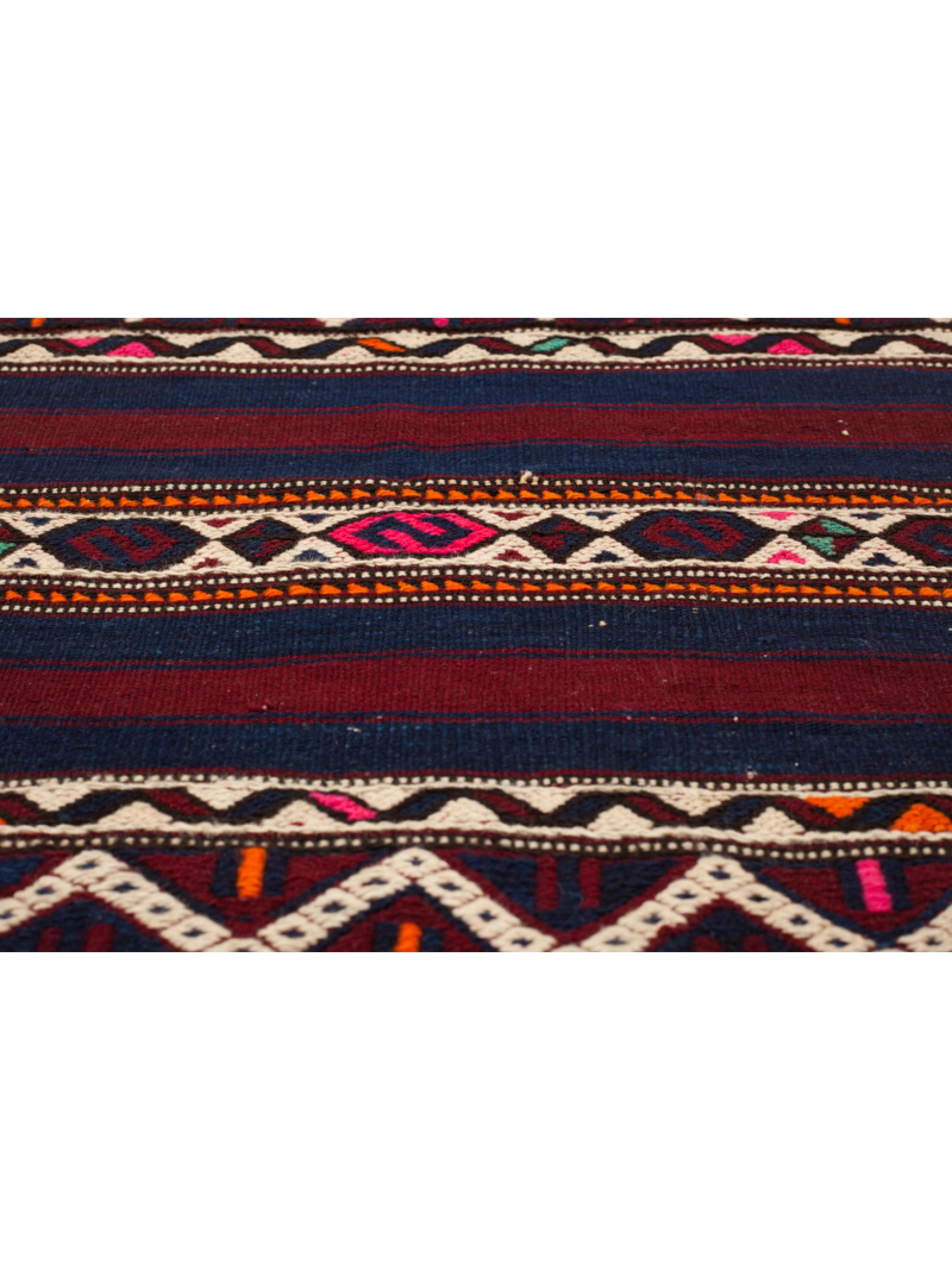 Si tratta di un Chuval Kilim d'epoca dell'Anatolia occidentale, proveniente dalla regione di Bergama (Pergamo), con fili di lana e una rara e bellissima composizione di colori.

Questo antico kilim cuval, altamente collezionabile, presenta