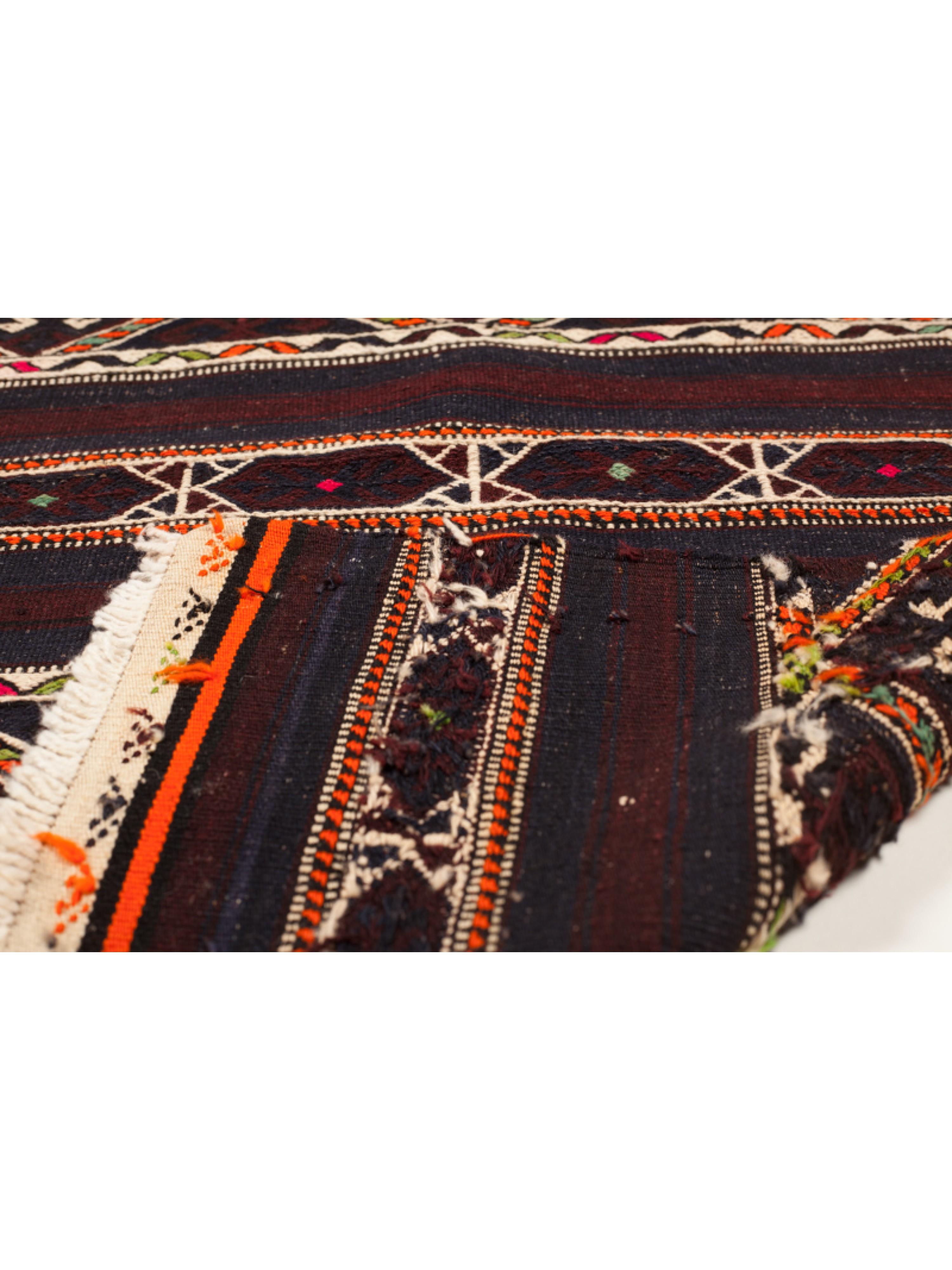 Si tratta di un Chuval Kilim d'epoca dell'Anatolia occidentale, proveniente dalla regione di Bergama (Pergamo), con fili di lana e una rara e bellissima composizione di colori.

Questo antico kilim cuval, altamente collezionabile, presenta