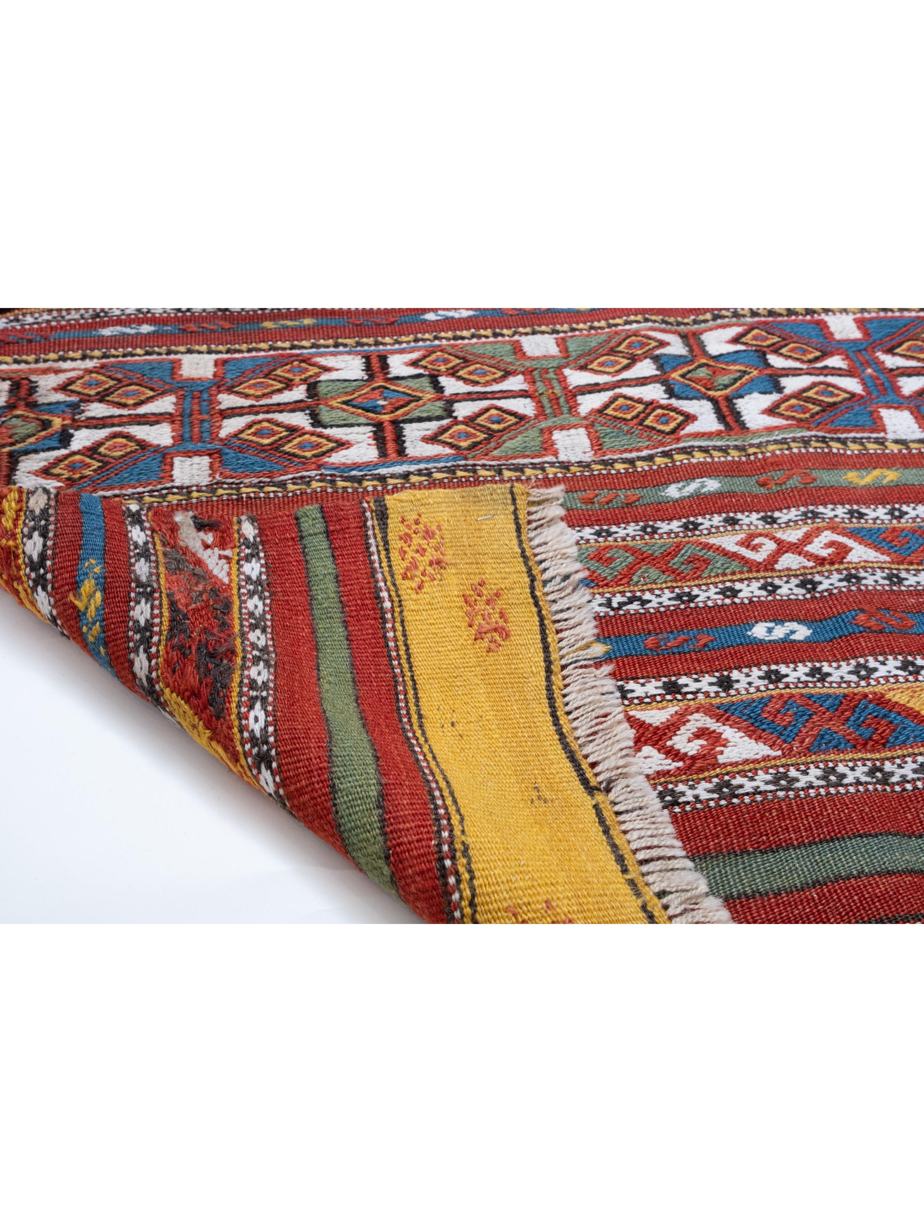 Dies ist ein westanatolischer Vintage Tschowal-Kilim aus der Region Bergama (Pergamon) mit Wollfäden und einer seltenen, schönen Farbkomposition.

Dieser alte Cuval-Kelim mit hohem Sammlerwert hat wunderbare spezielle Farben und Texturen, die