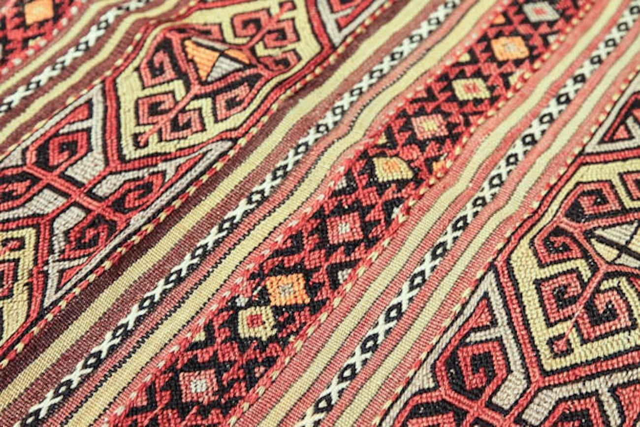Il s'agit d'un ancien kilim Chuval magnifiquement détaillé, présentant une texture tridimensionnelle audacieuse et des motifs géométriques précis. Utilisés à l'origine par les tribus nomades comme sac de stockage pour transporter les céréales et les